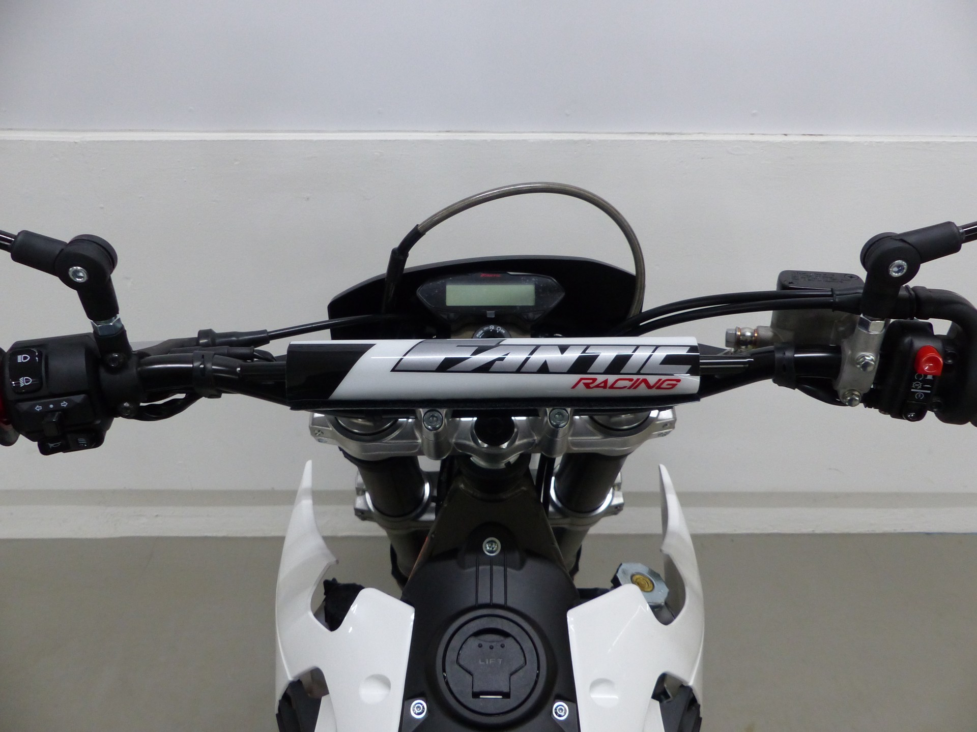 FANTIC XMF 125 Performance Black&White Edition-image-9