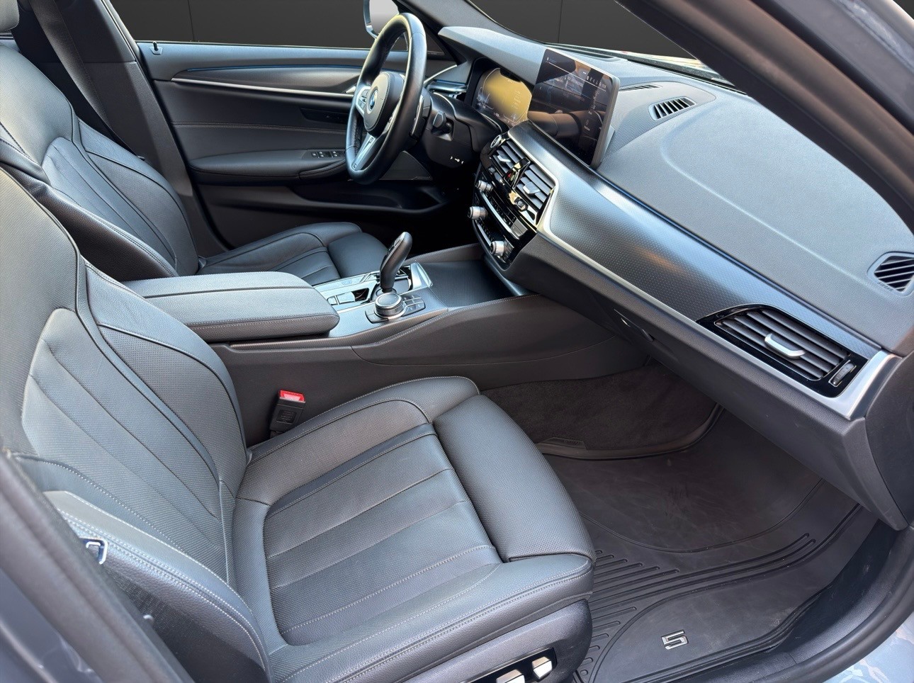 BMW 530e xDrive Touring M Sport Pro Steptronic-image-10