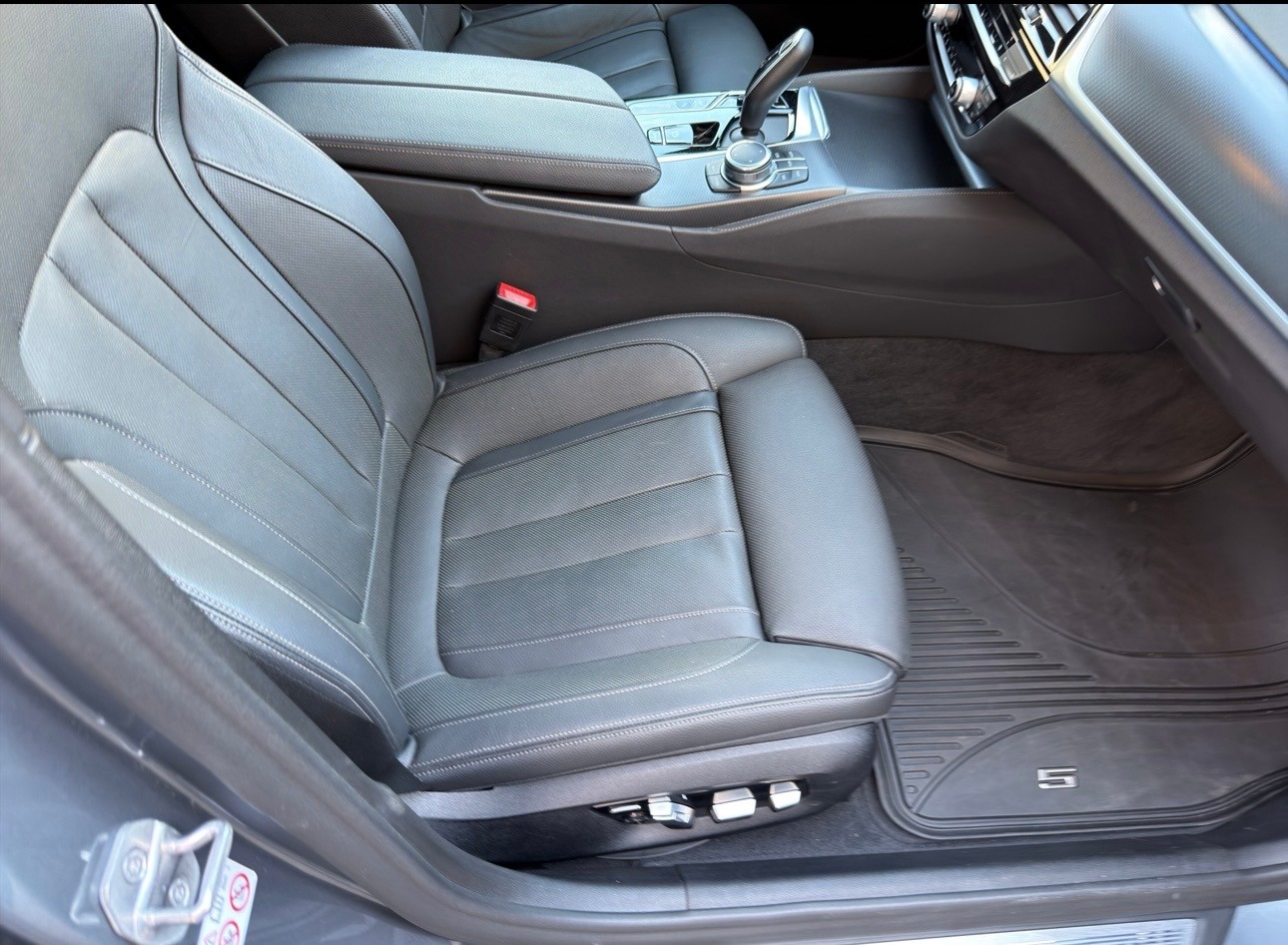 BMW 530e xDrive Touring M Sport Pro Steptronic-image-12