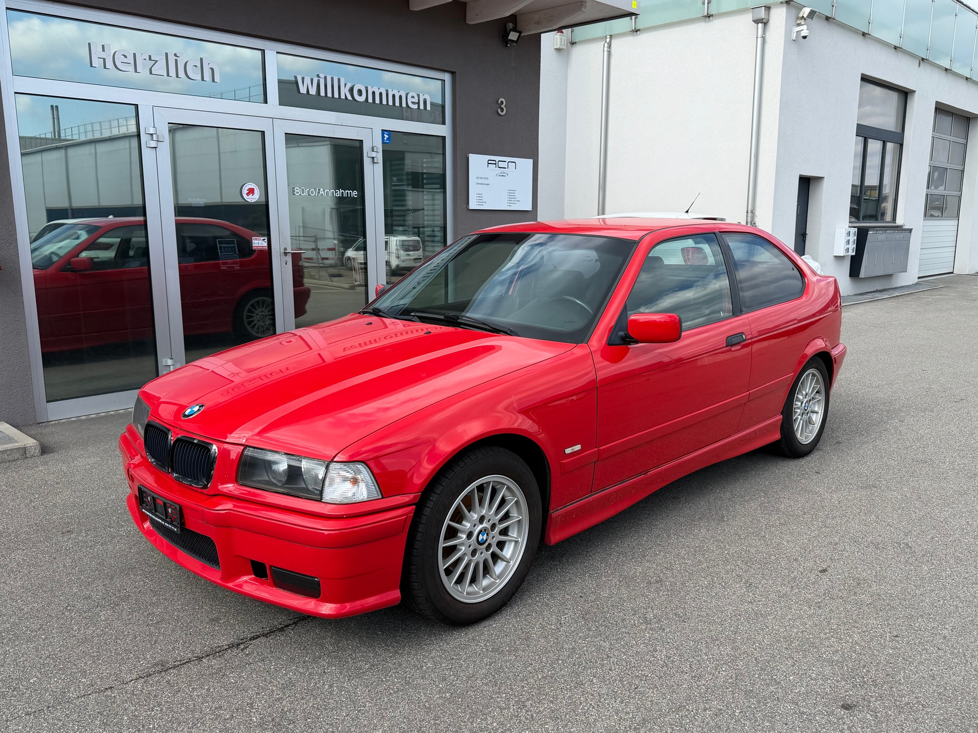 BMW 323ti Compact Sport-showroom-element-2