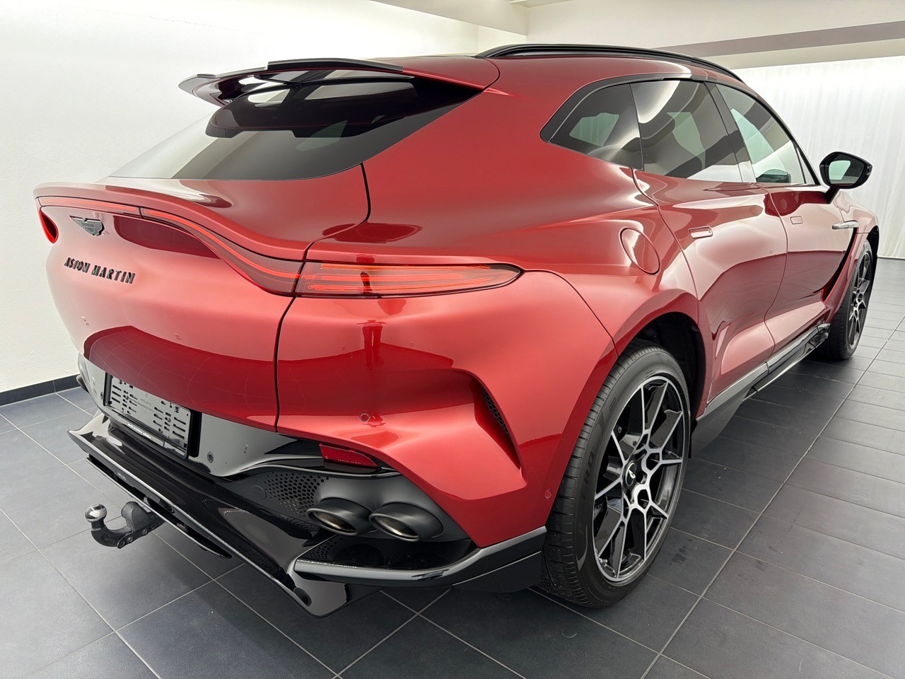 ASTON MARTIN DBX 707 4.0 V8-showroom-element-2