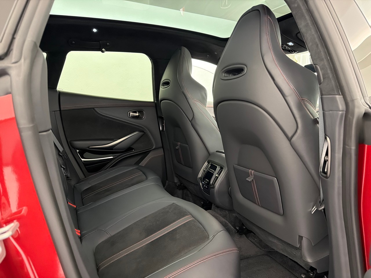 ASTON MARTIN DBX 707 4.0 V8-image-8