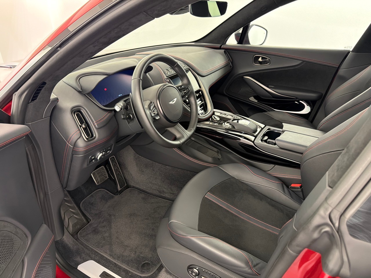 ASTON MARTIN DBX 707 4.0 V8-image-4