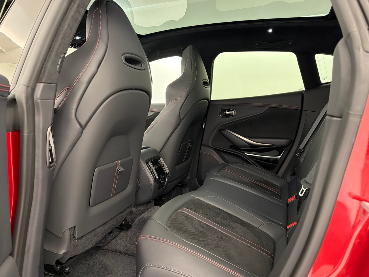 ASTON MARTIN DBX 707 4.0 V8-image-5