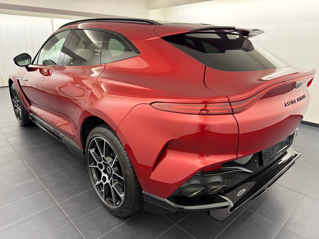 ASTON MARTIN DBX 707 4.0 V8-showroom-element-1