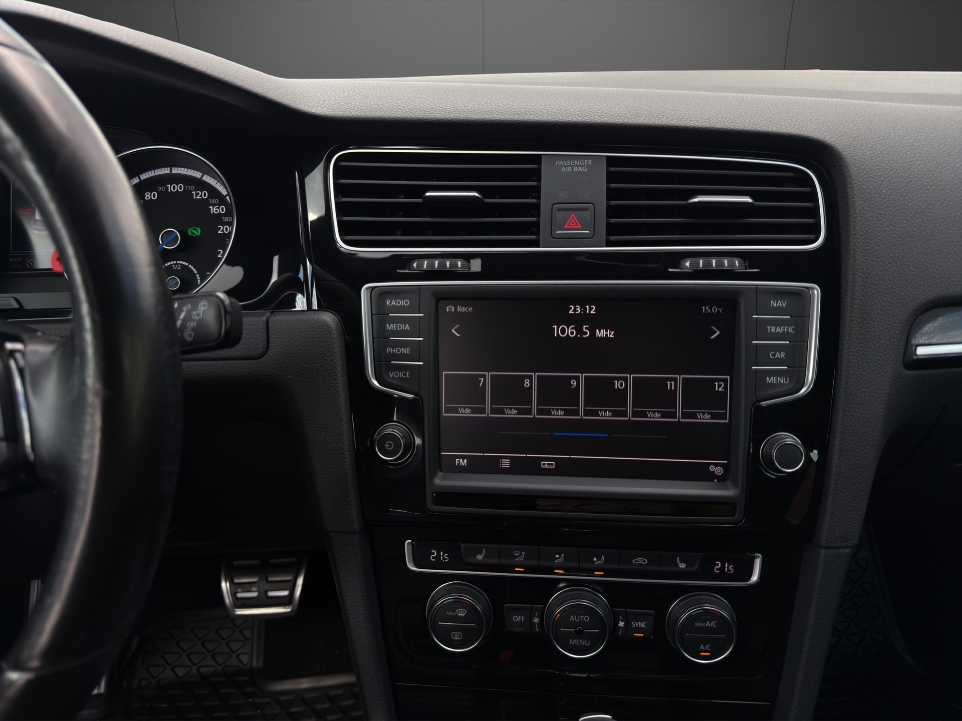 VW Golf 2.0 TSI R 4Motion DSG-image-12
