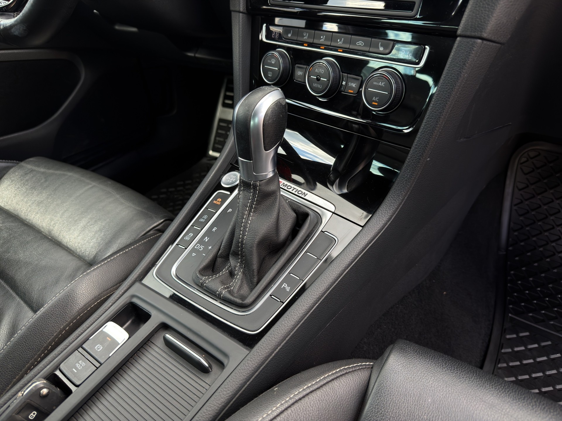 VW Golf 2.0 TSI R 4Motion DSG-image-17
