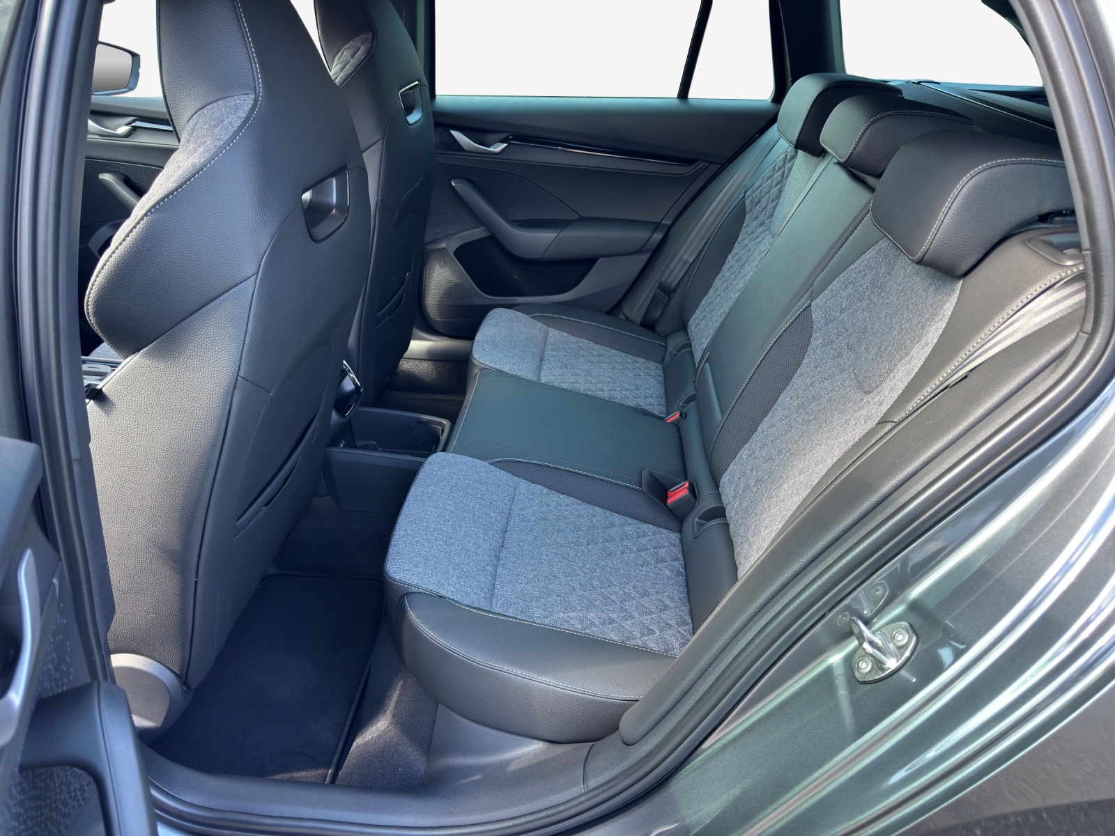 SKODA Octavia Combi 2.0 TSI DSG Dynamic 4x4-image-11