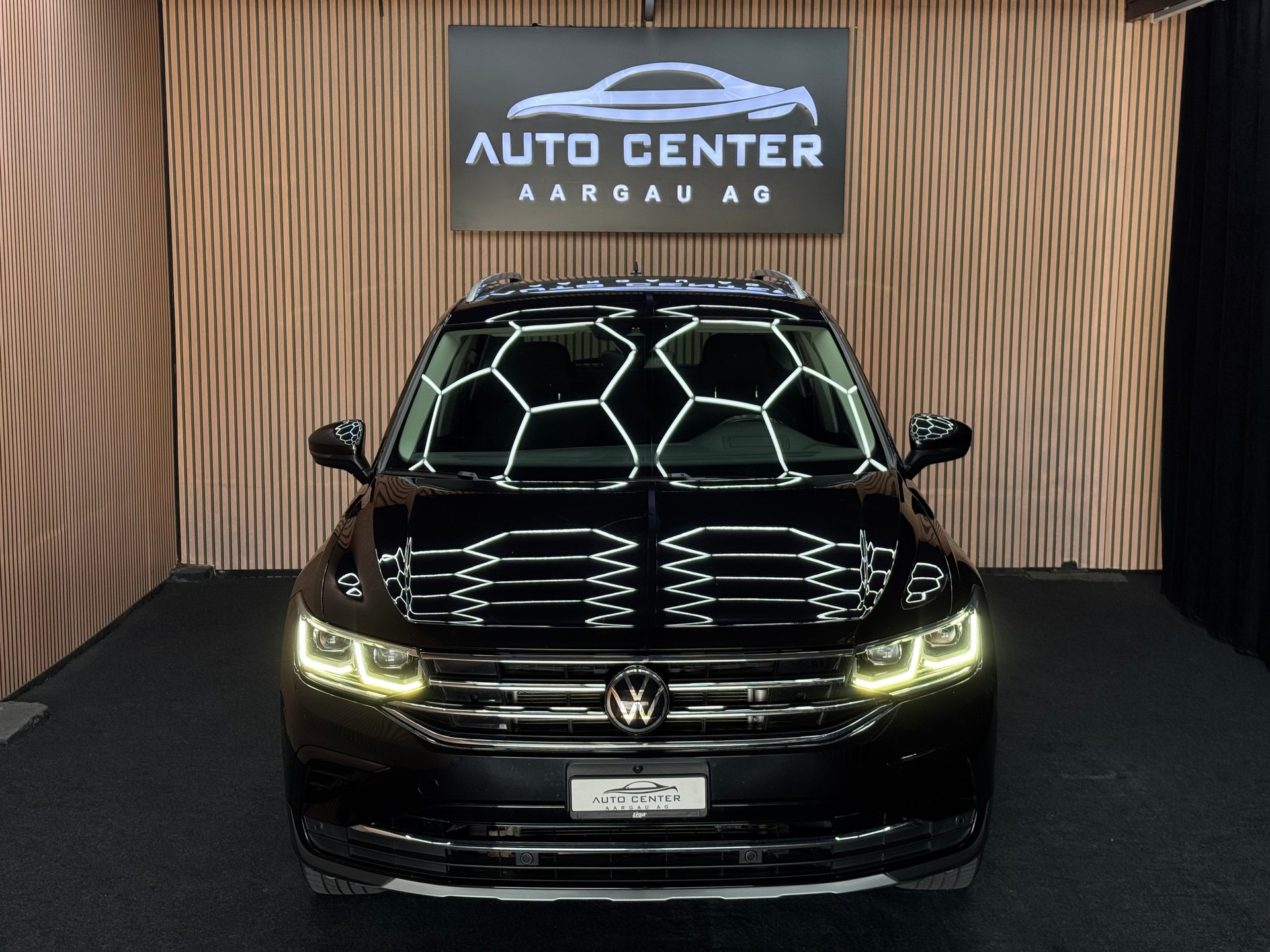 VW Tiguan 2.0 TDI SCR Elegance DSG | 1 Jahr Garantie | Facelift | *ab CHF 229.-/ Monat*-showroom-element-1