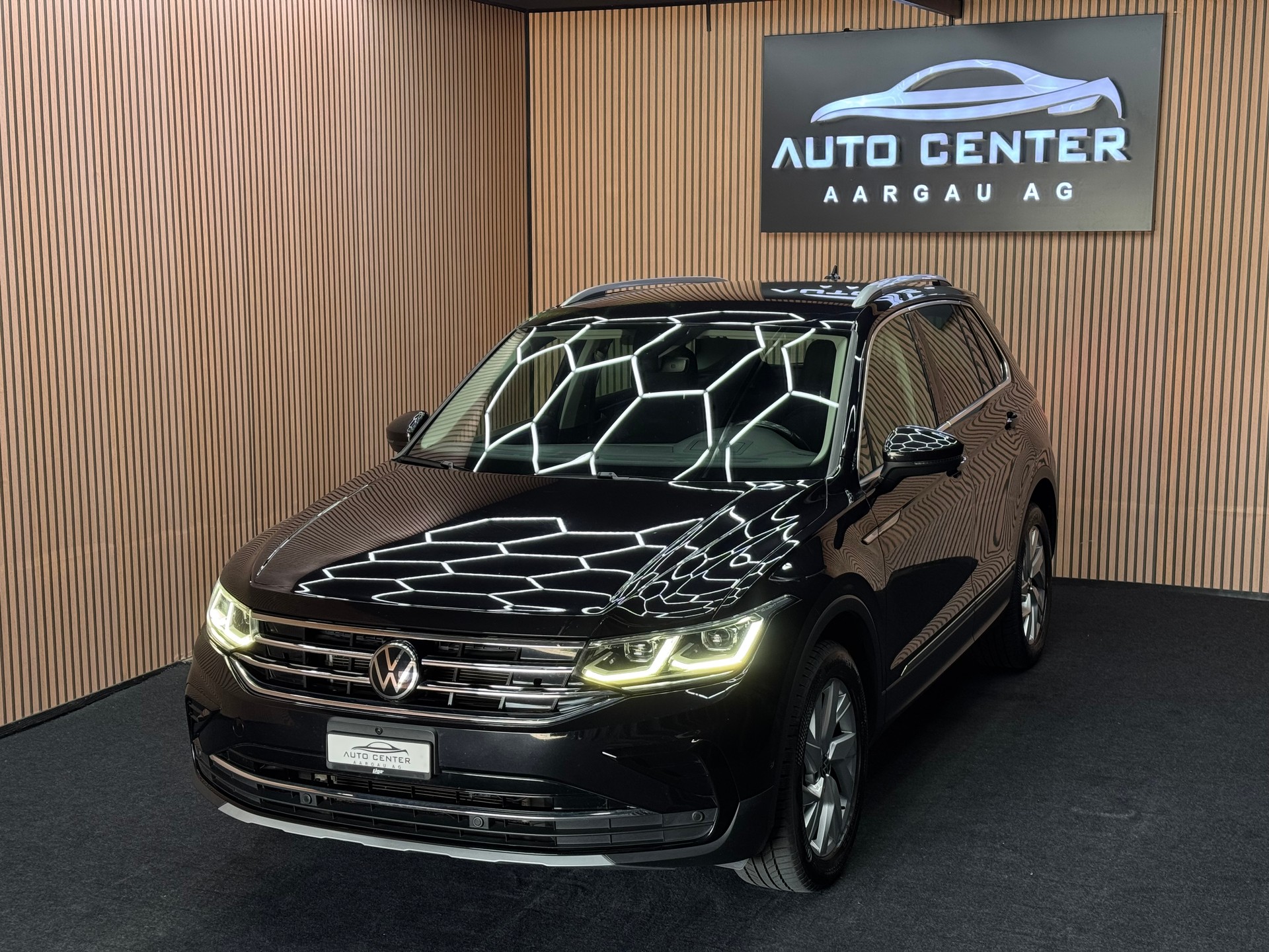 VW Tiguan 2.0 TDI SCR Elegance DSG | 1 Jahr Garantie | Facelift | *ab CHF 229.-/ Monat*-showroom-element-2