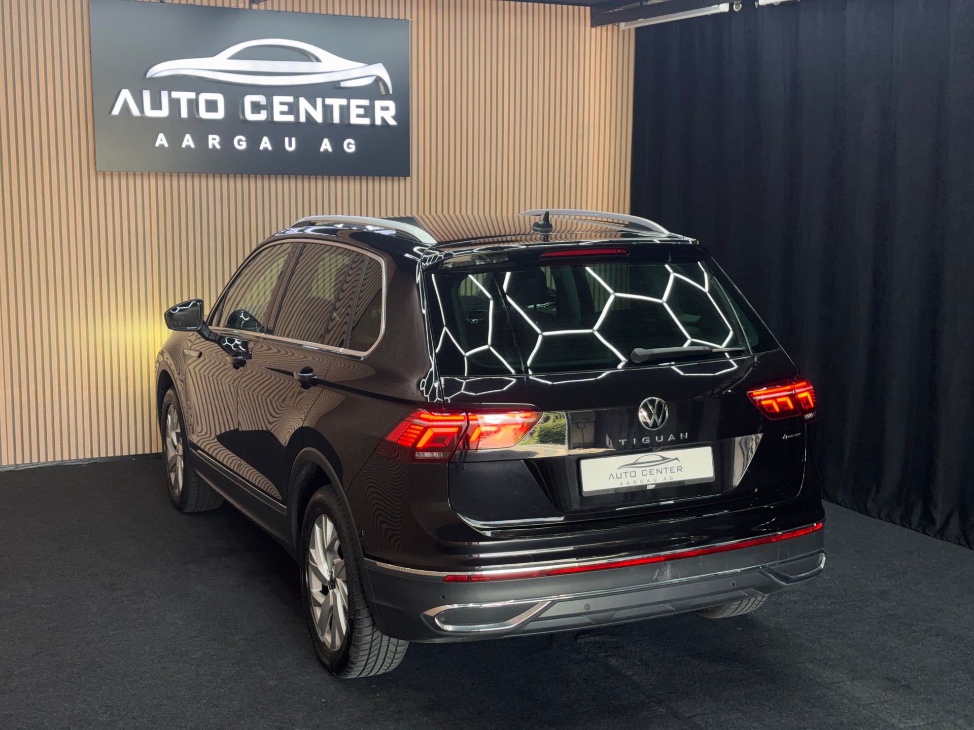 VW Tiguan 2.0 TDI SCR Elegance DSG | 1 Jahr Garantie | Facelift | *ab CHF 229.-/ Monat*-showroom-element-3