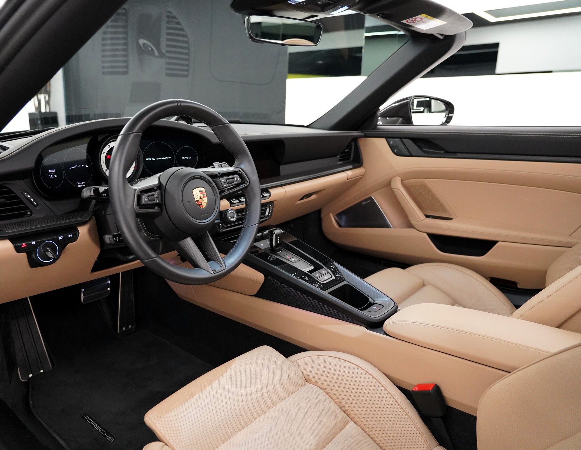 PORSCHE 911 Carrera 4 GTS Cabr.-image-7