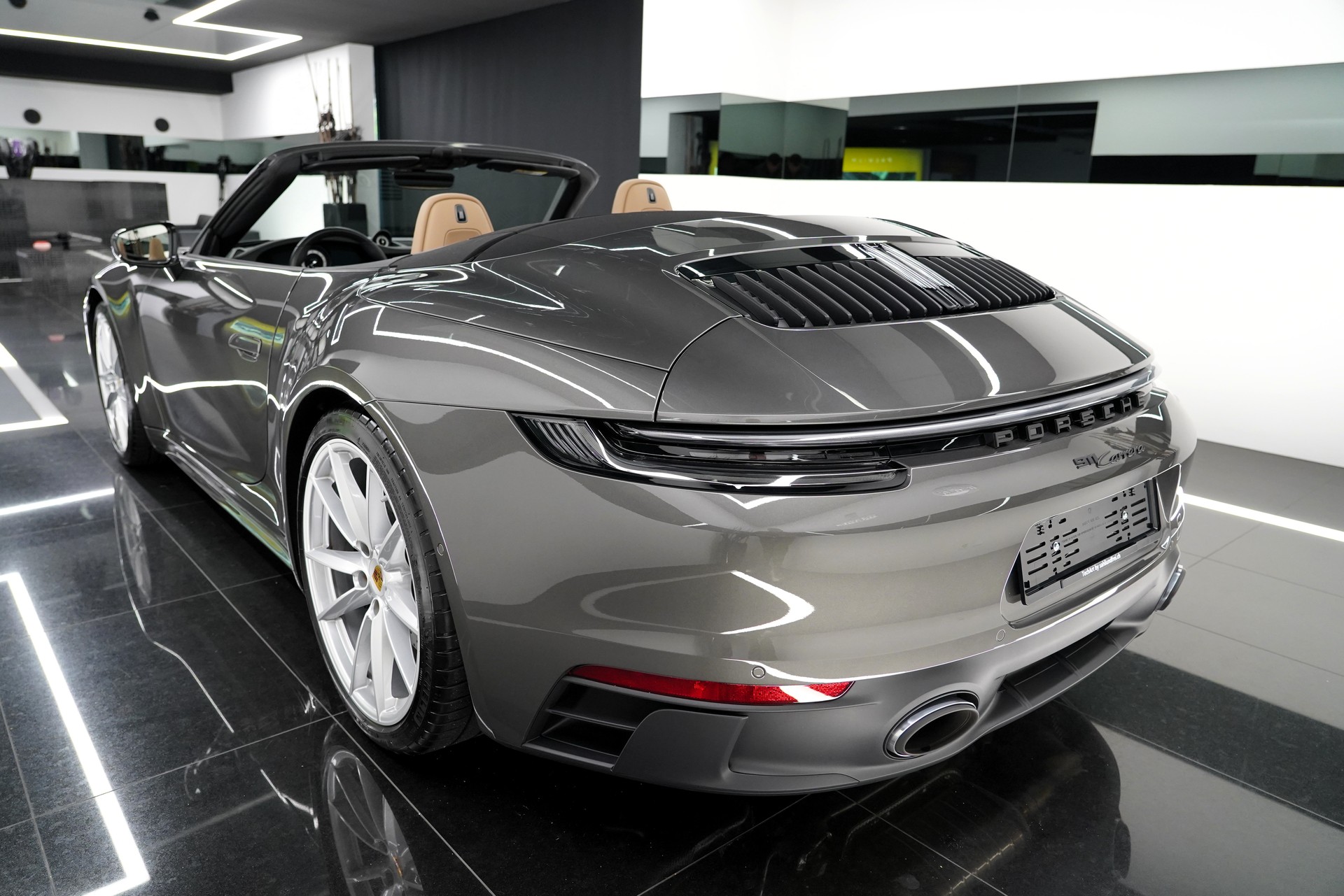 PORSCHE 911 Carrera 4 GTS Cabr.-image-4