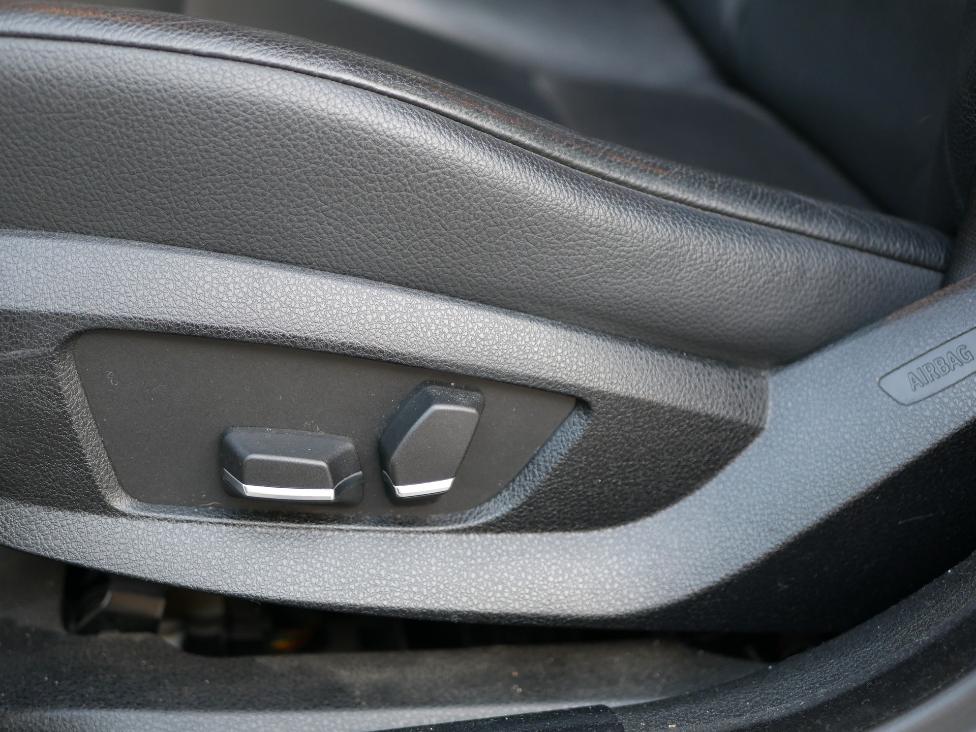 BMW 523i-image-9