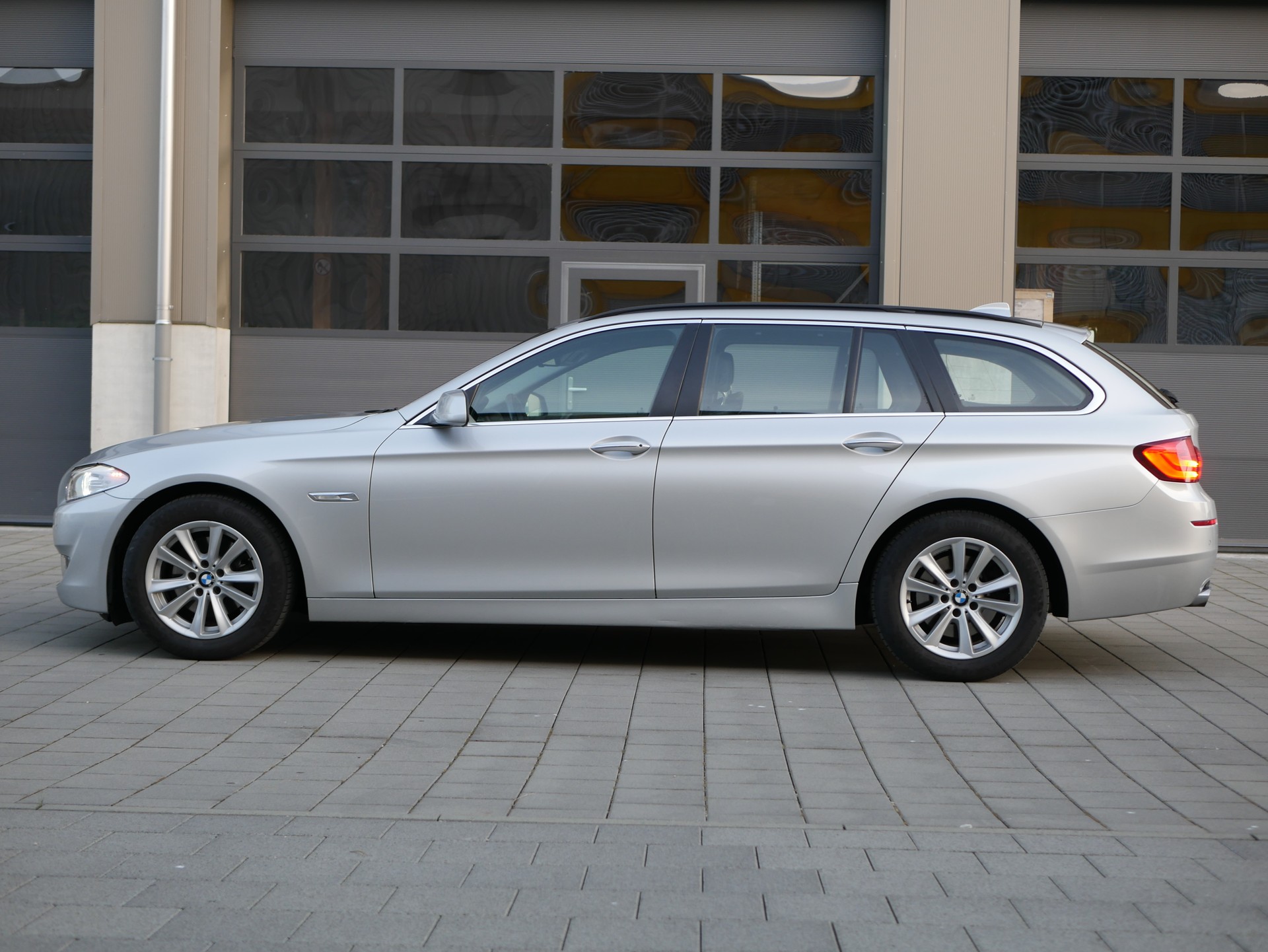 BMW 523i-image-4