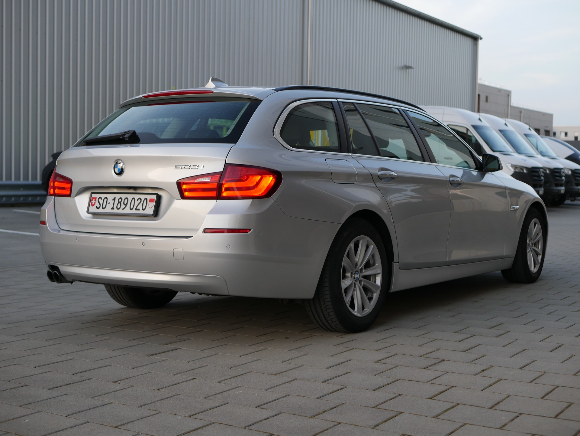 BMW 523i-image-2