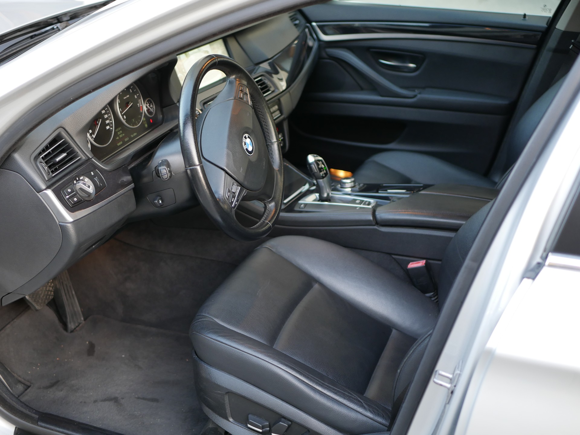 BMW 523i-image-10