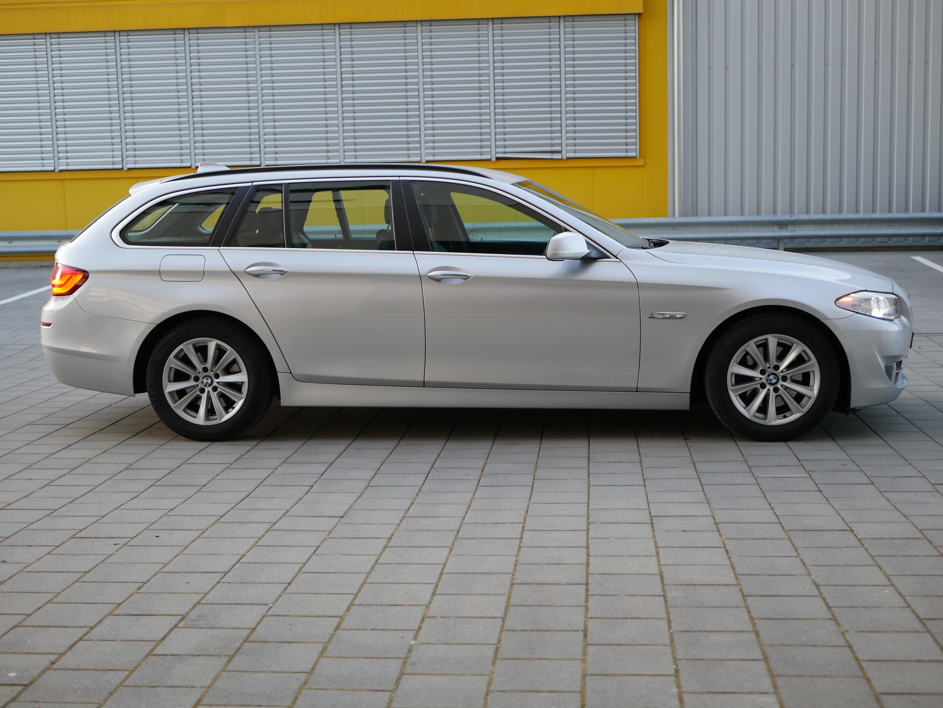 BMW 523i-image-3