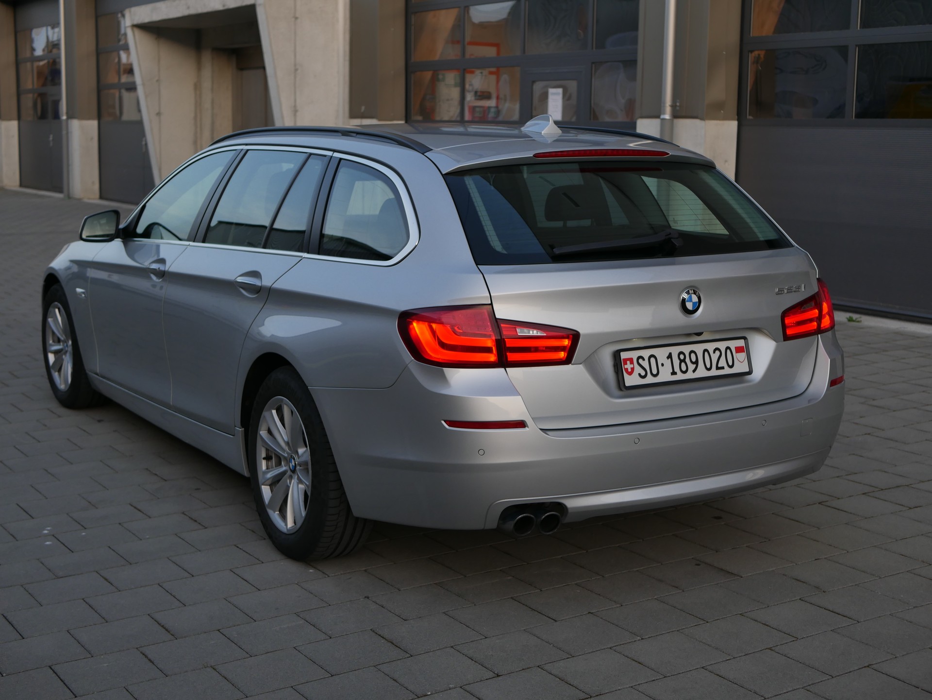 BMW 523i-image-1