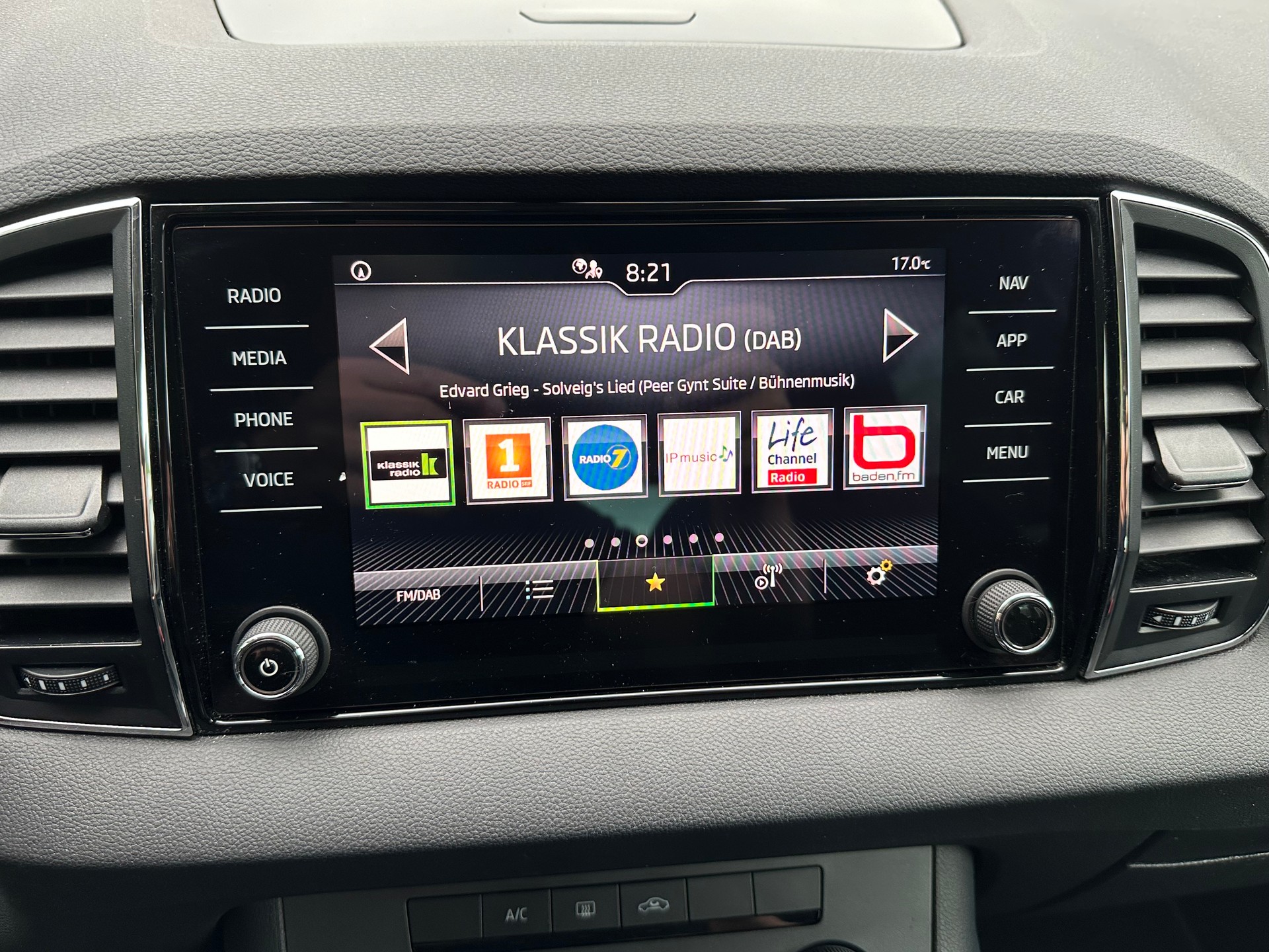 SKODA Karoq 1.5 TSI ACT Ambition DSG-image-16