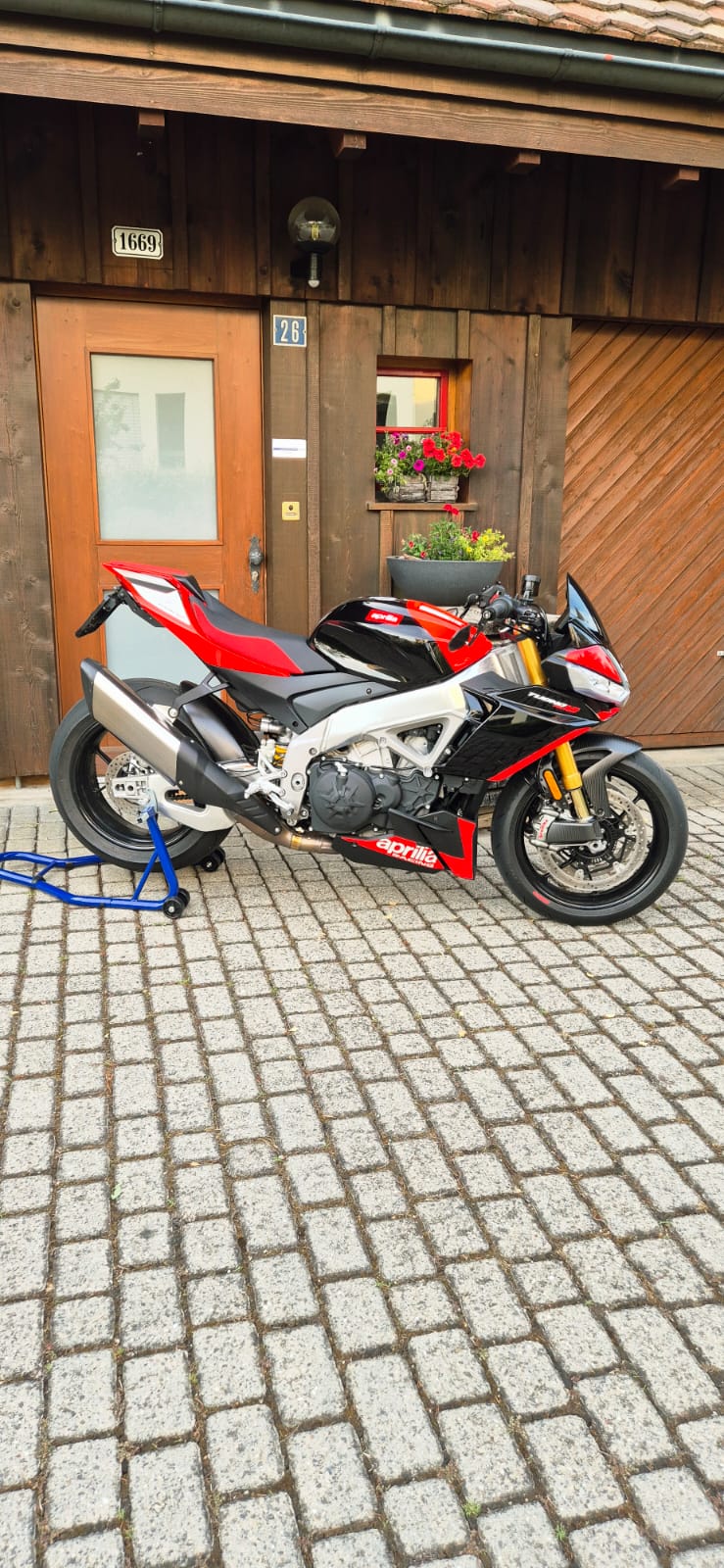 APRILIA Tuono V4 1100 Factory SE 09 SBK-image-0