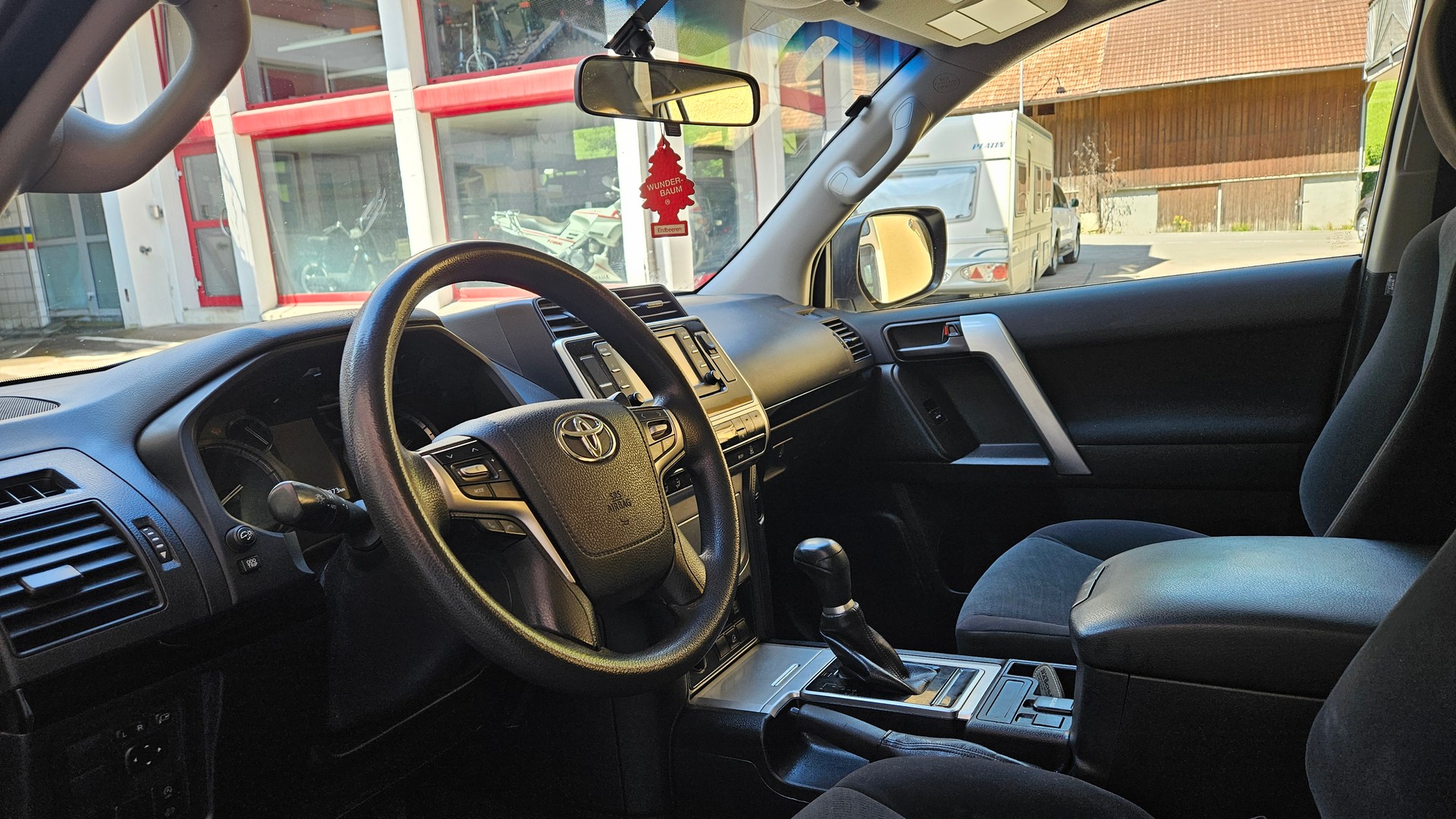 TOYOTA Land Cruiser 2.8TD Active Automat-showroom-element-2