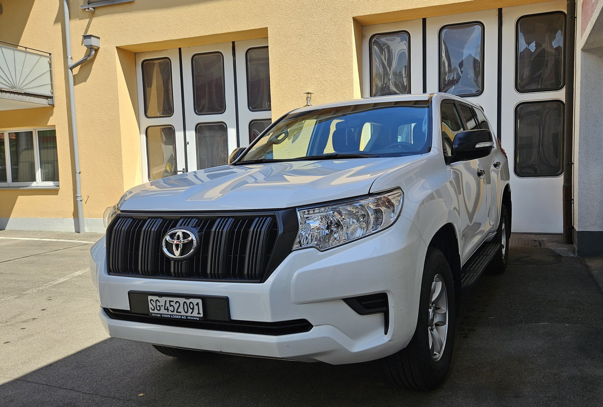 TOYOTA Land Cruiser 2.8TD Active Automat-showroom-element-1