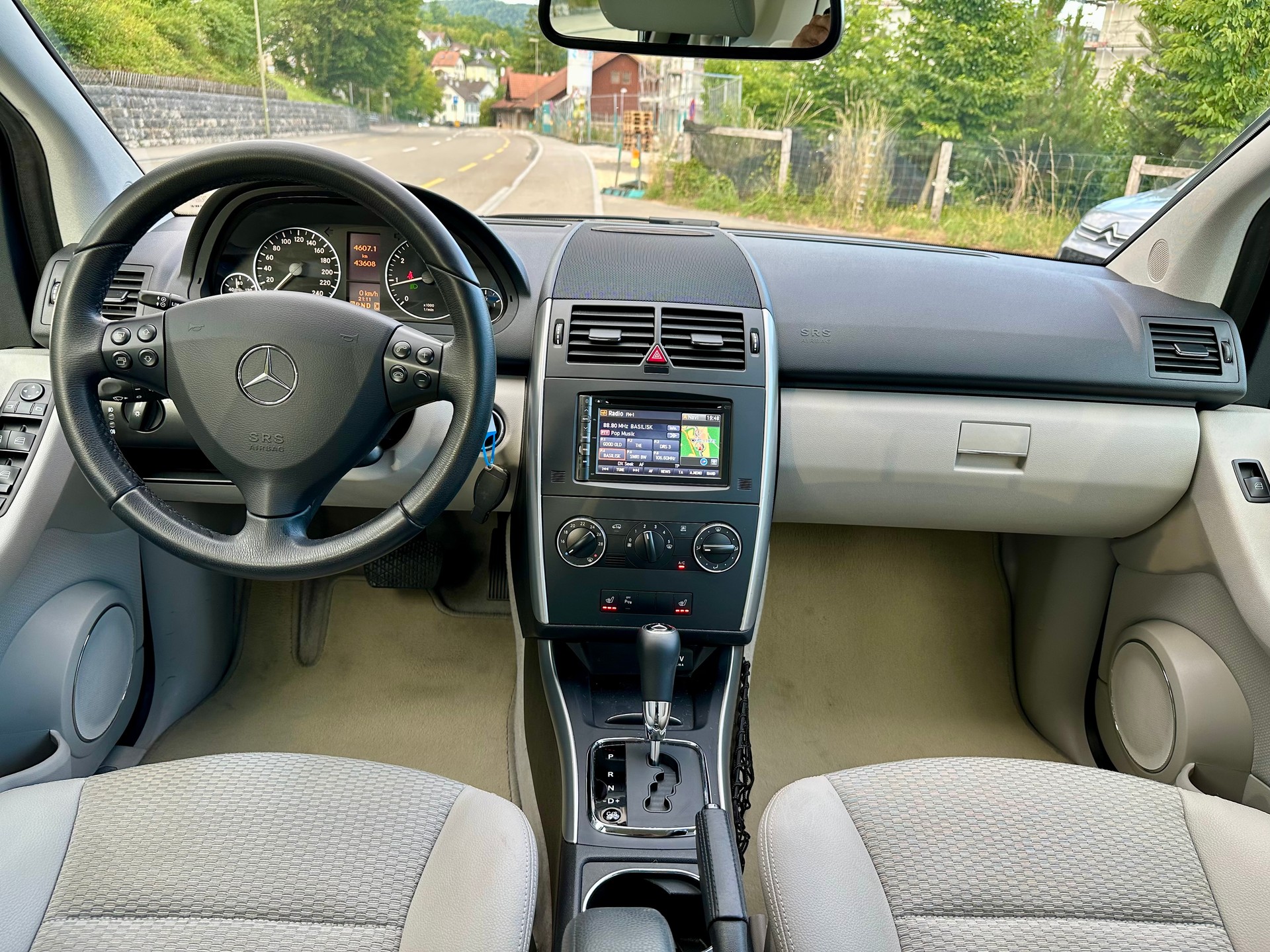 MERCEDES-BENZ A 180 Avantgarde Selection Autotronic-image-13
