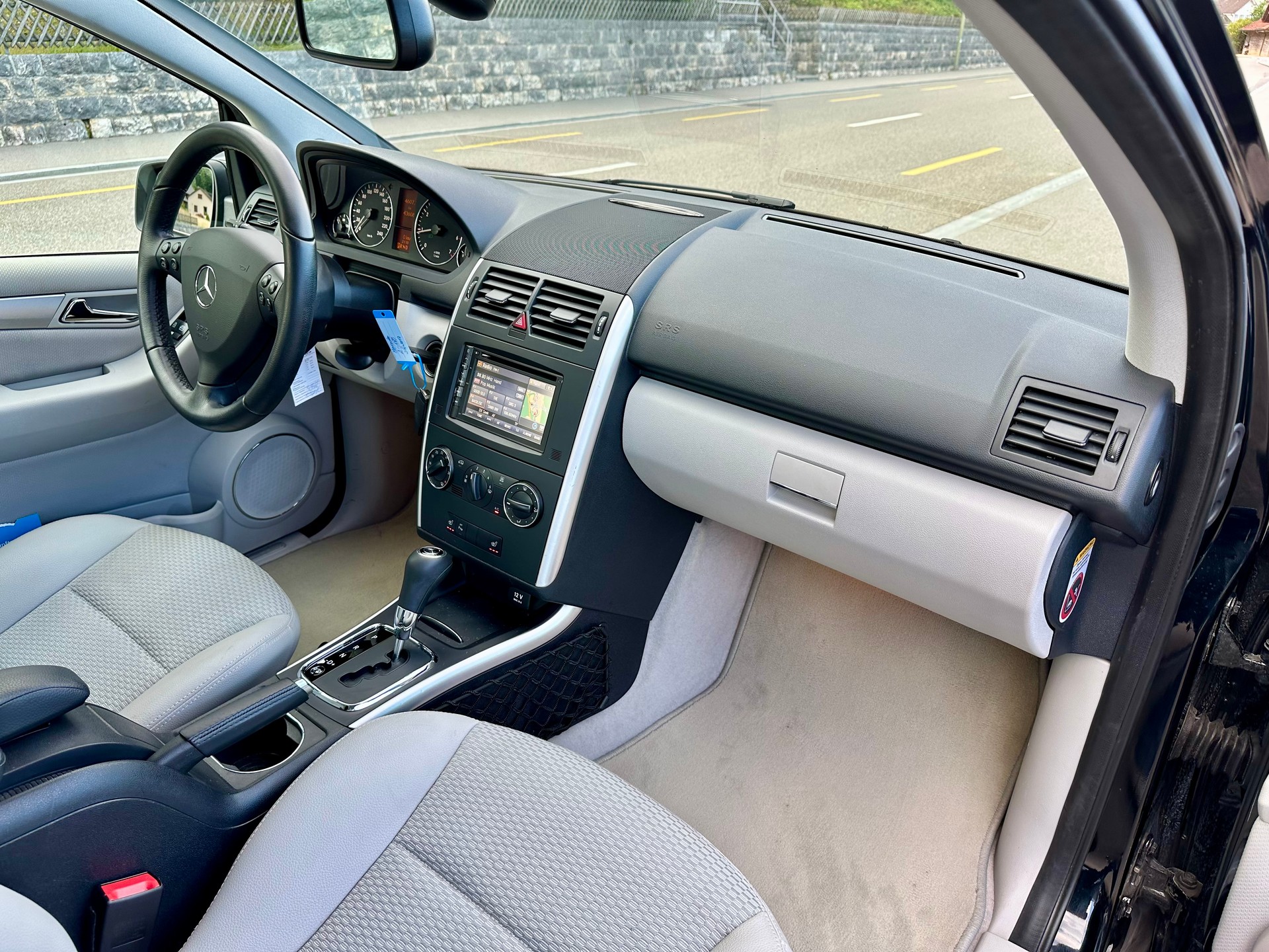 MERCEDES-BENZ A 180 Avantgarde Selection Autotronic-image-10