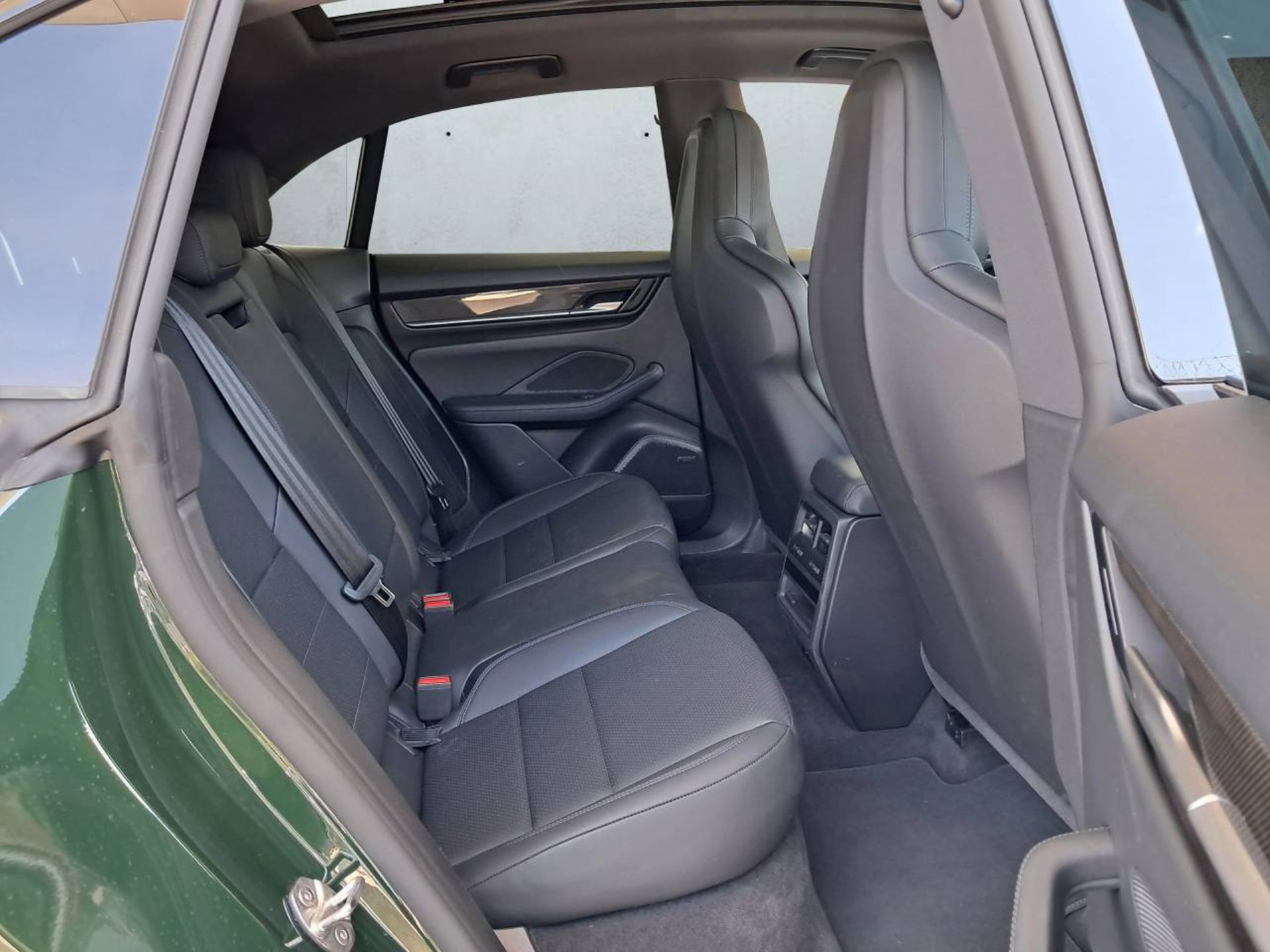 PORSCHE Macan 4-image-17