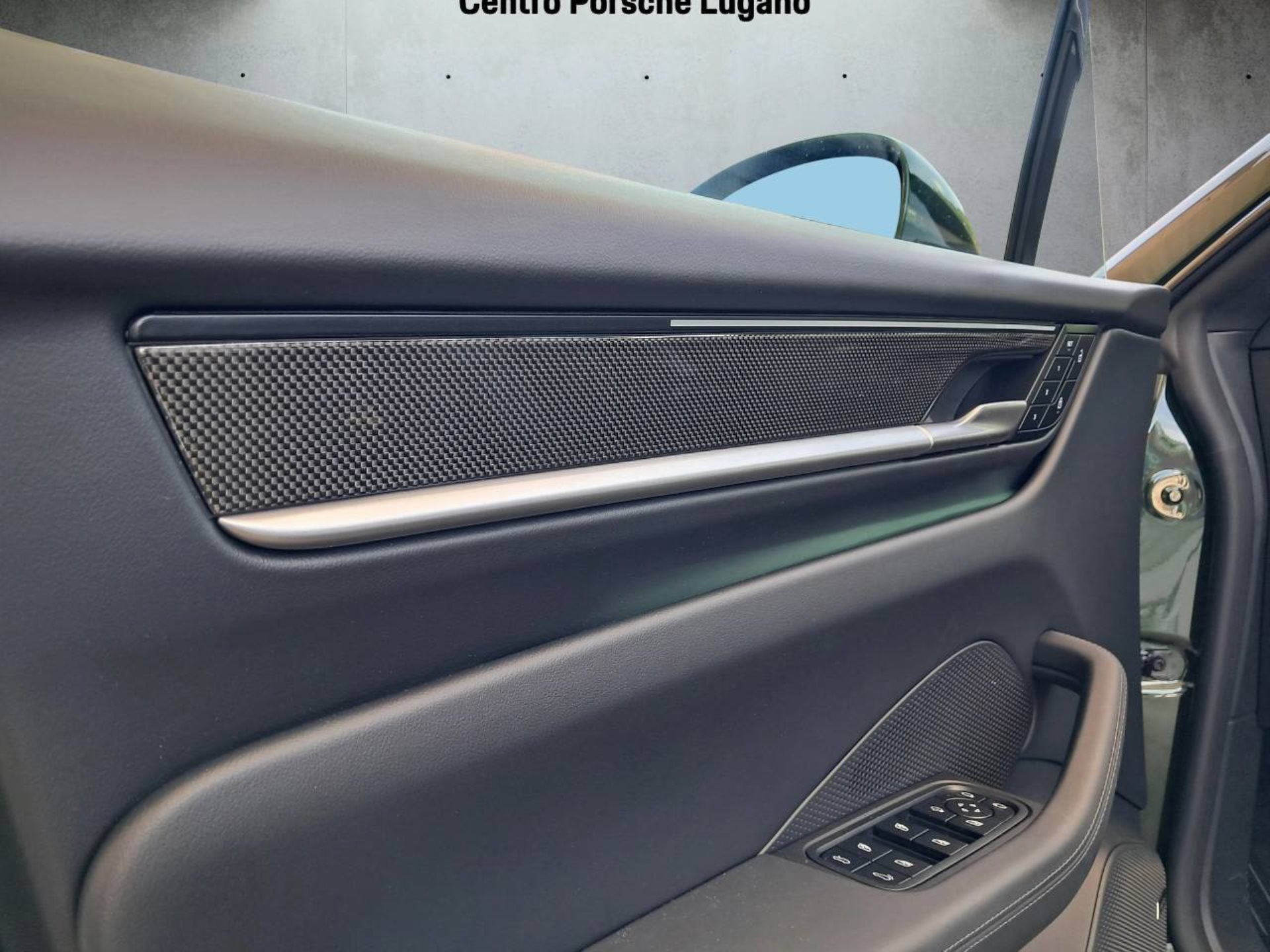 PORSCHE Macan 4-image-29