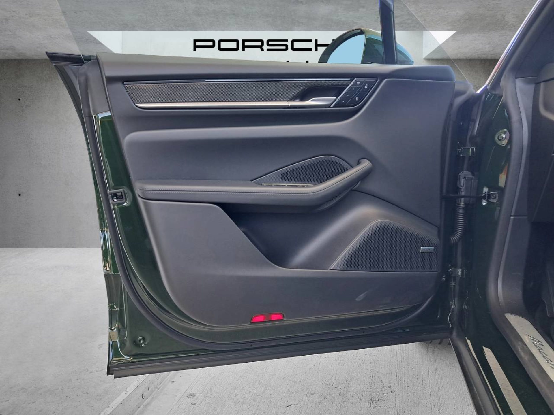 PORSCHE Macan 4-image-23