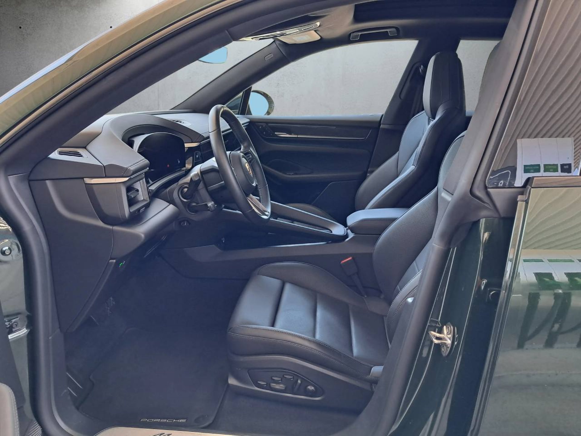 PORSCHE Macan 4-showroom-element-3