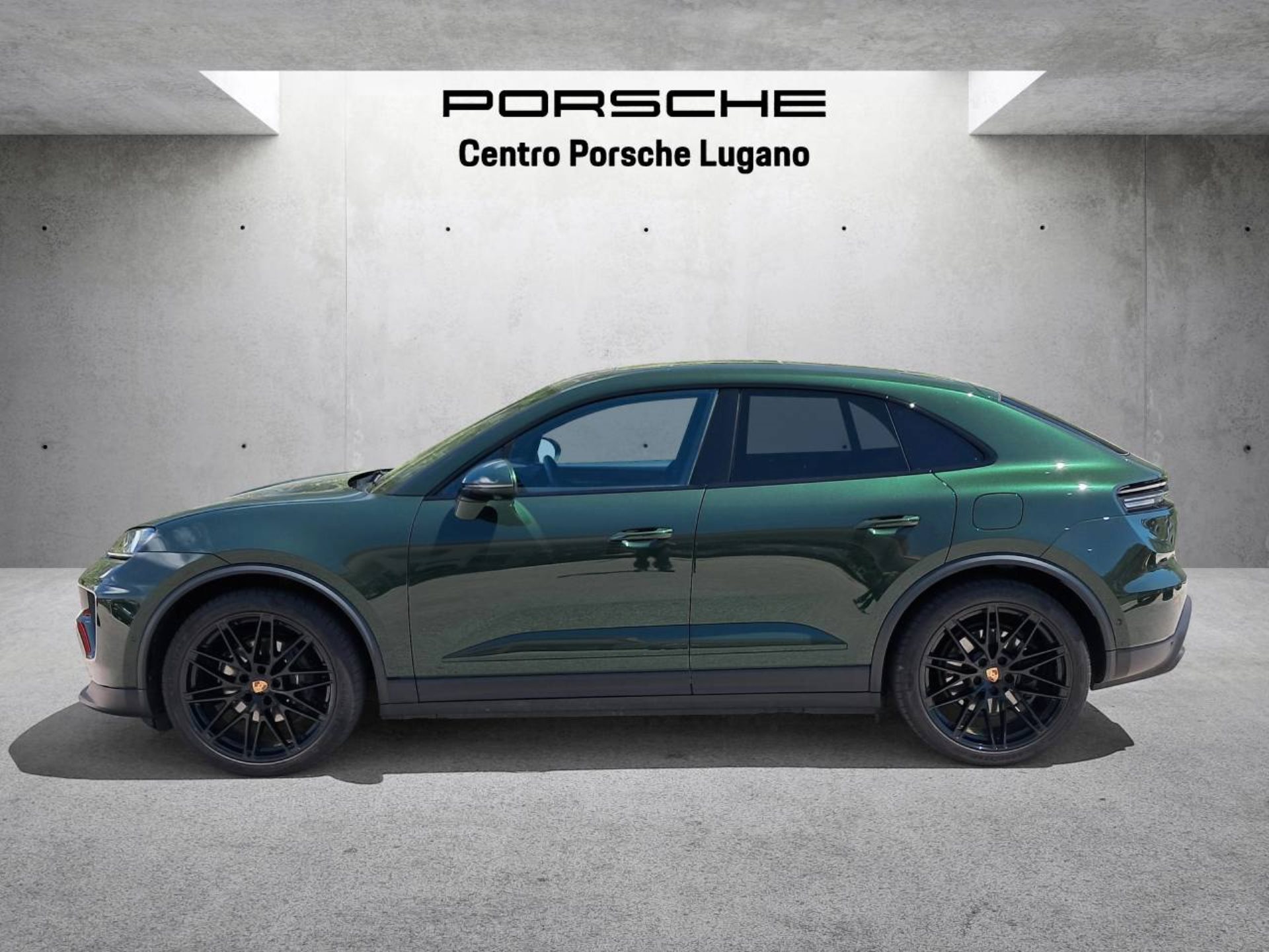 PORSCHE Macan 4-showroom-element-1