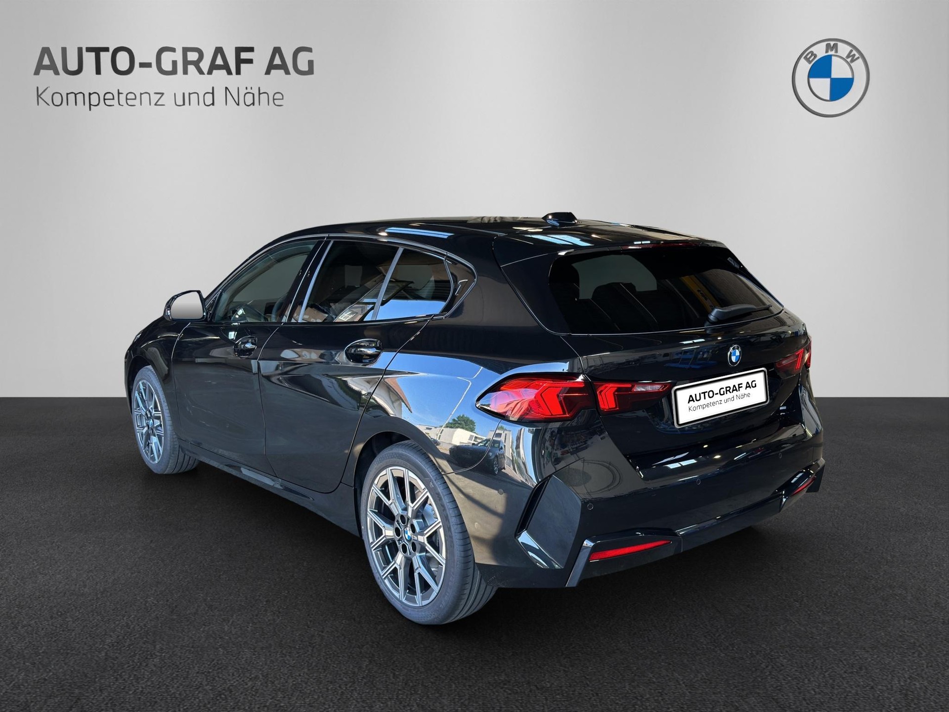 BMW 116-showroom-element-2