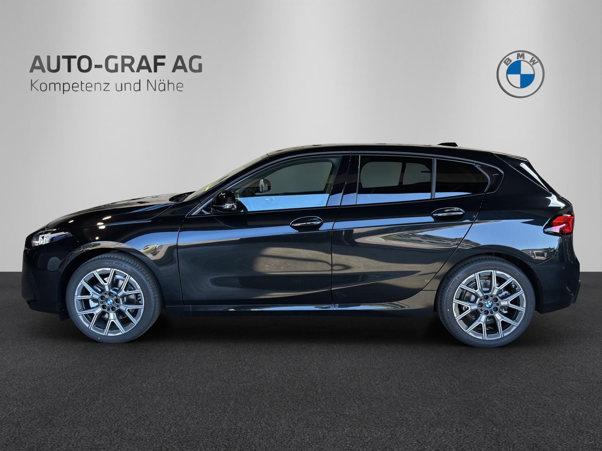 BMW 116-showroom-element-1