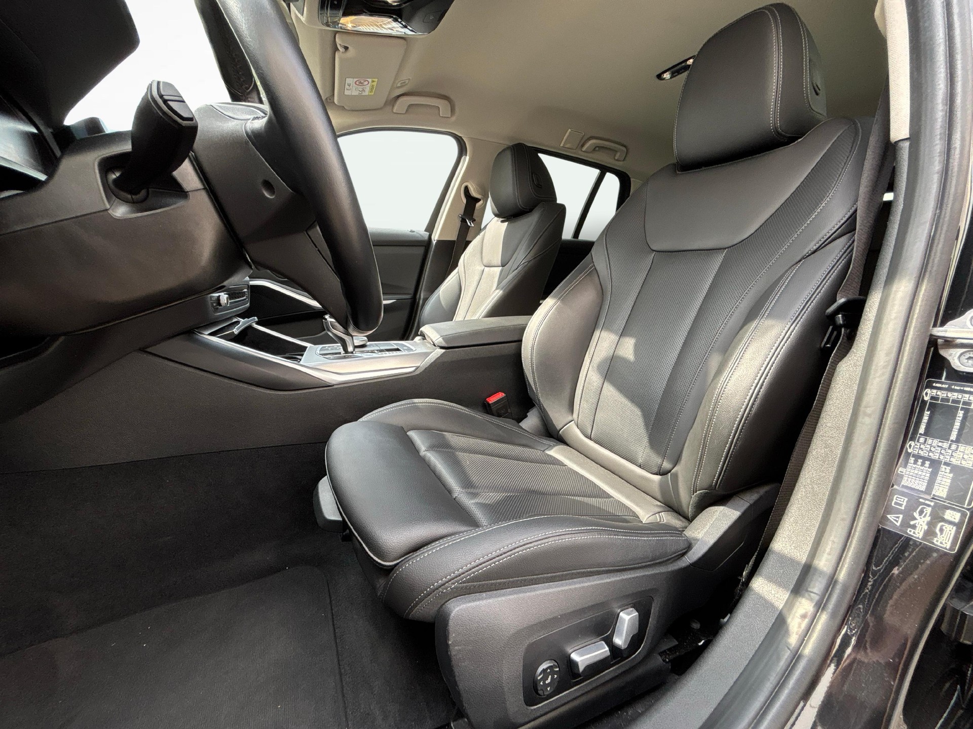 BMW 330i xDrive Touring-image-9