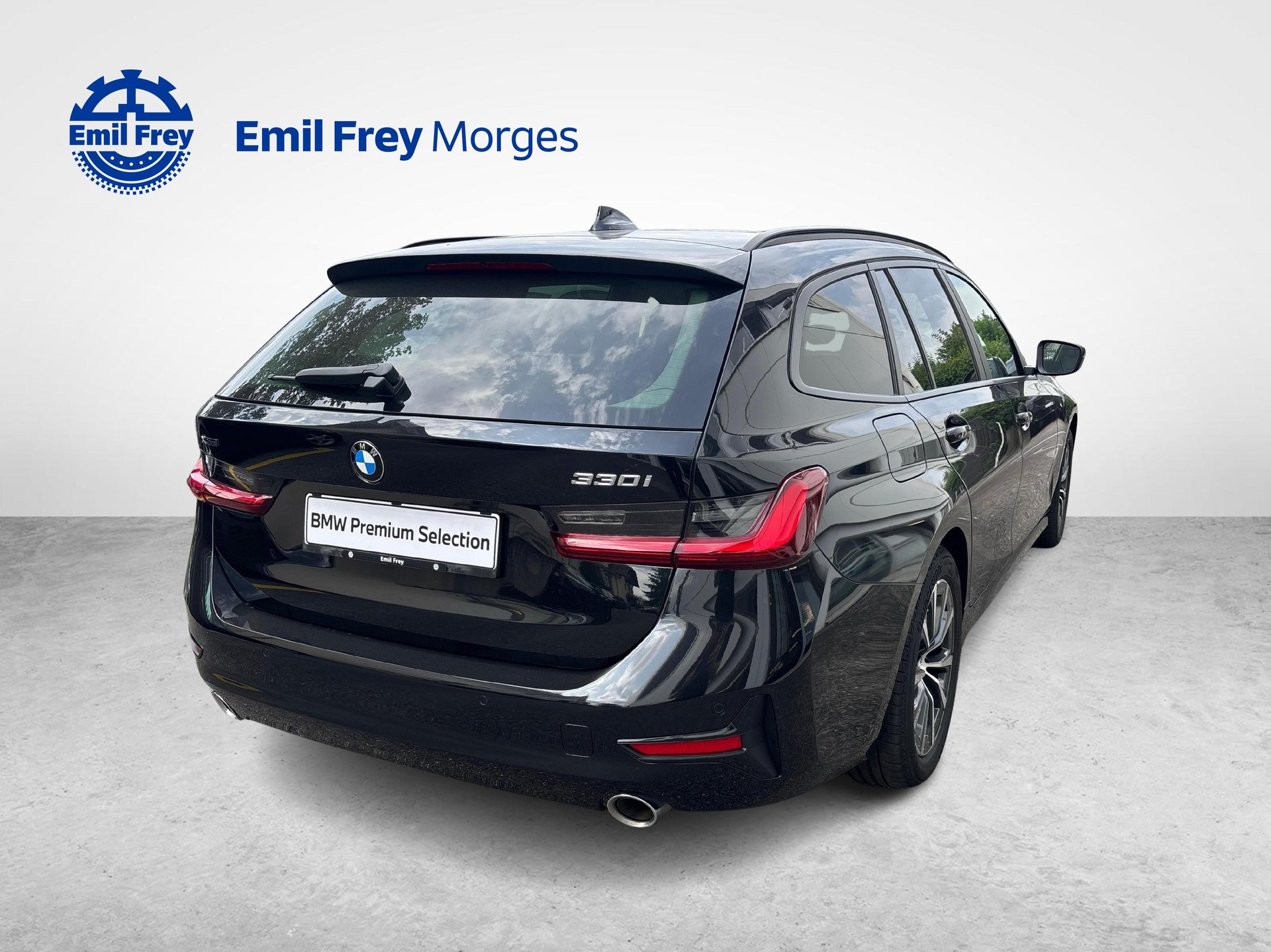 BMW 330i xDrive Touring-showroom-element-2