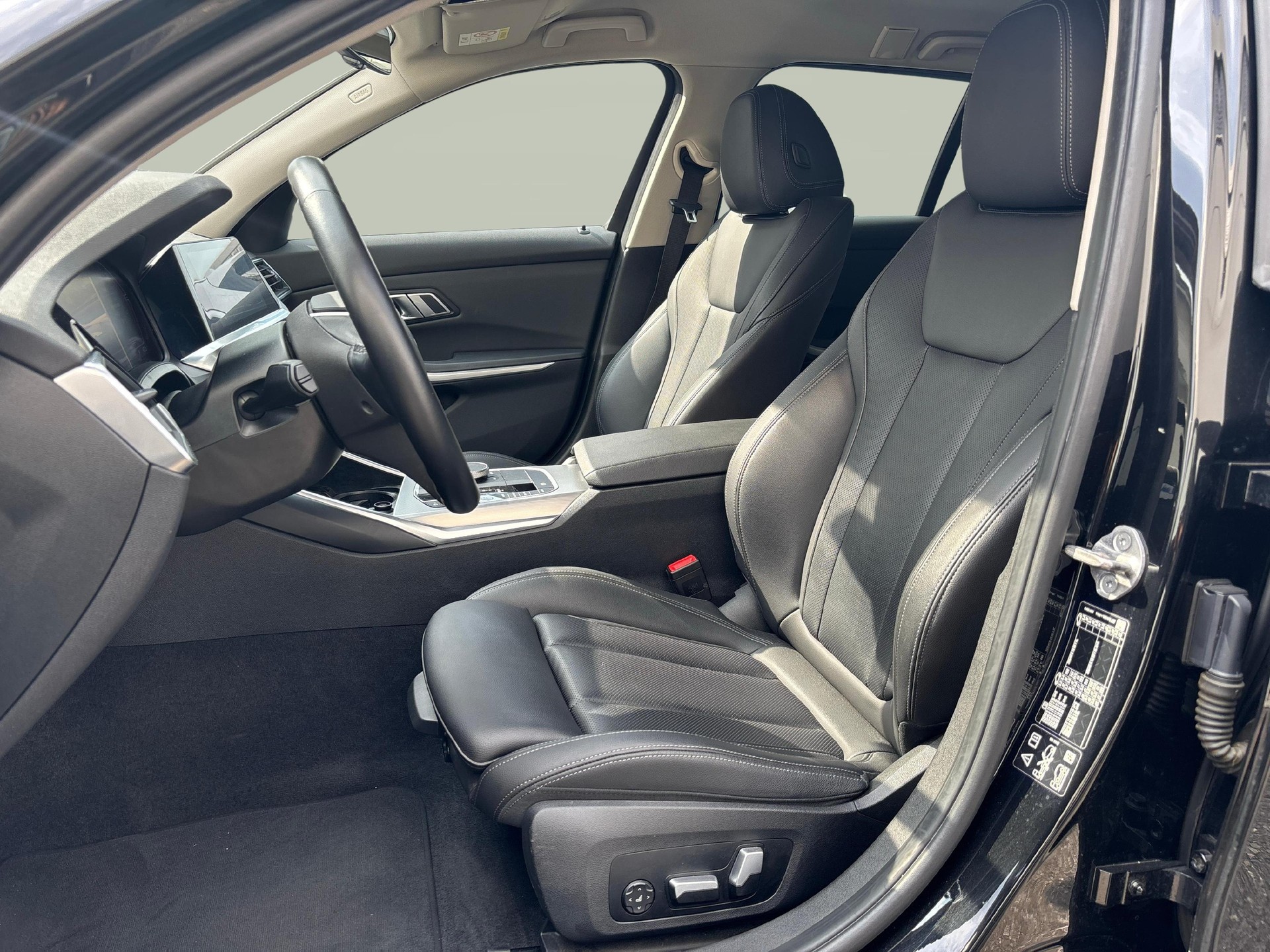 BMW 330i xDrive Touring-image-8