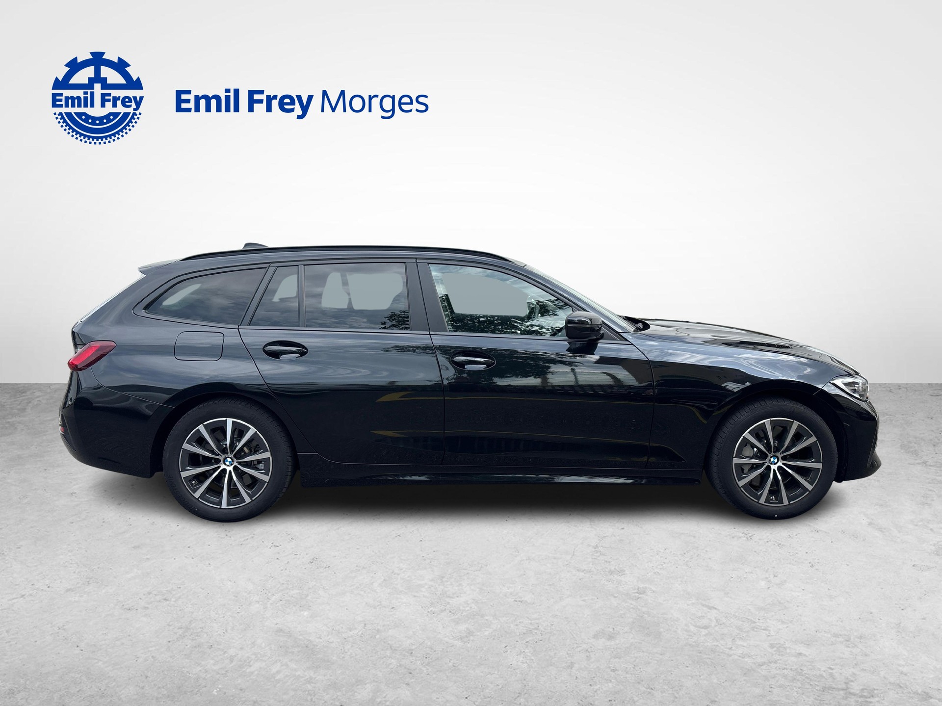 BMW 330i xDrive Touring-showroom-element-1