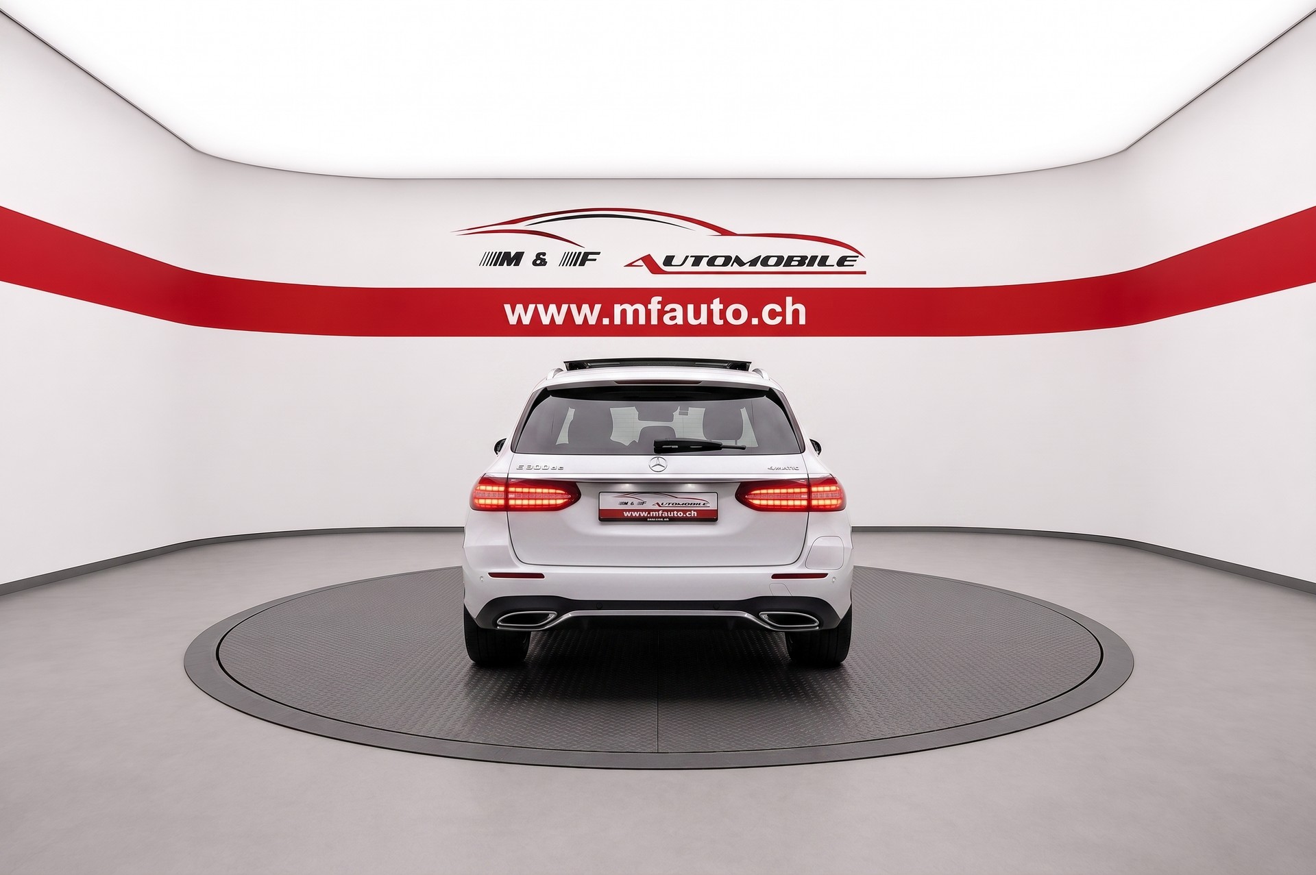 MERCEDES-BENZ E 300 de AMG Line 4matic Kombi Pack Premium " 360°-Kamera " Panorama-Schiebedach "-showroom-element-1