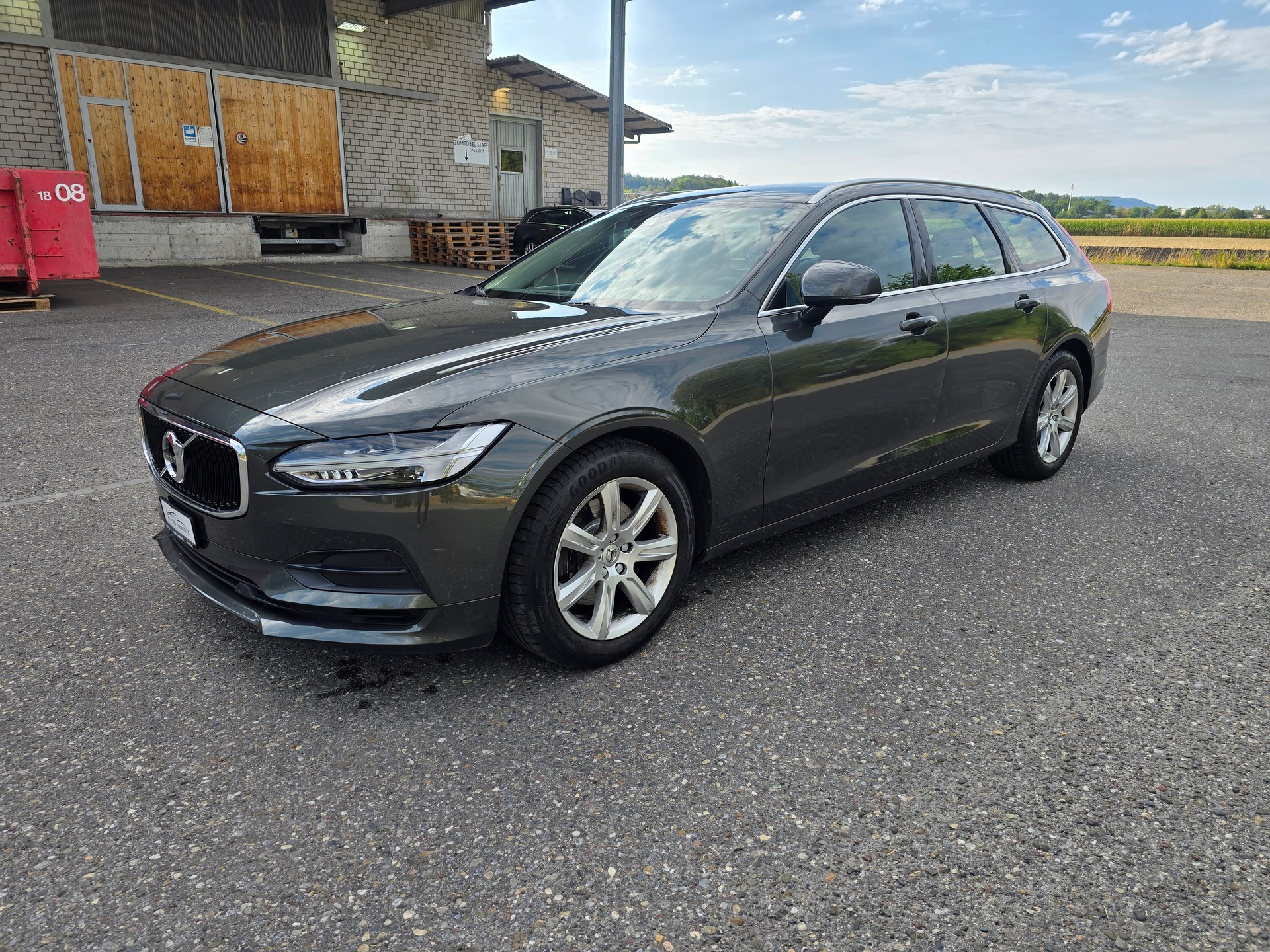 VOLVO V90 D3 AWD Kinetic Geartronic-showroom-element-1