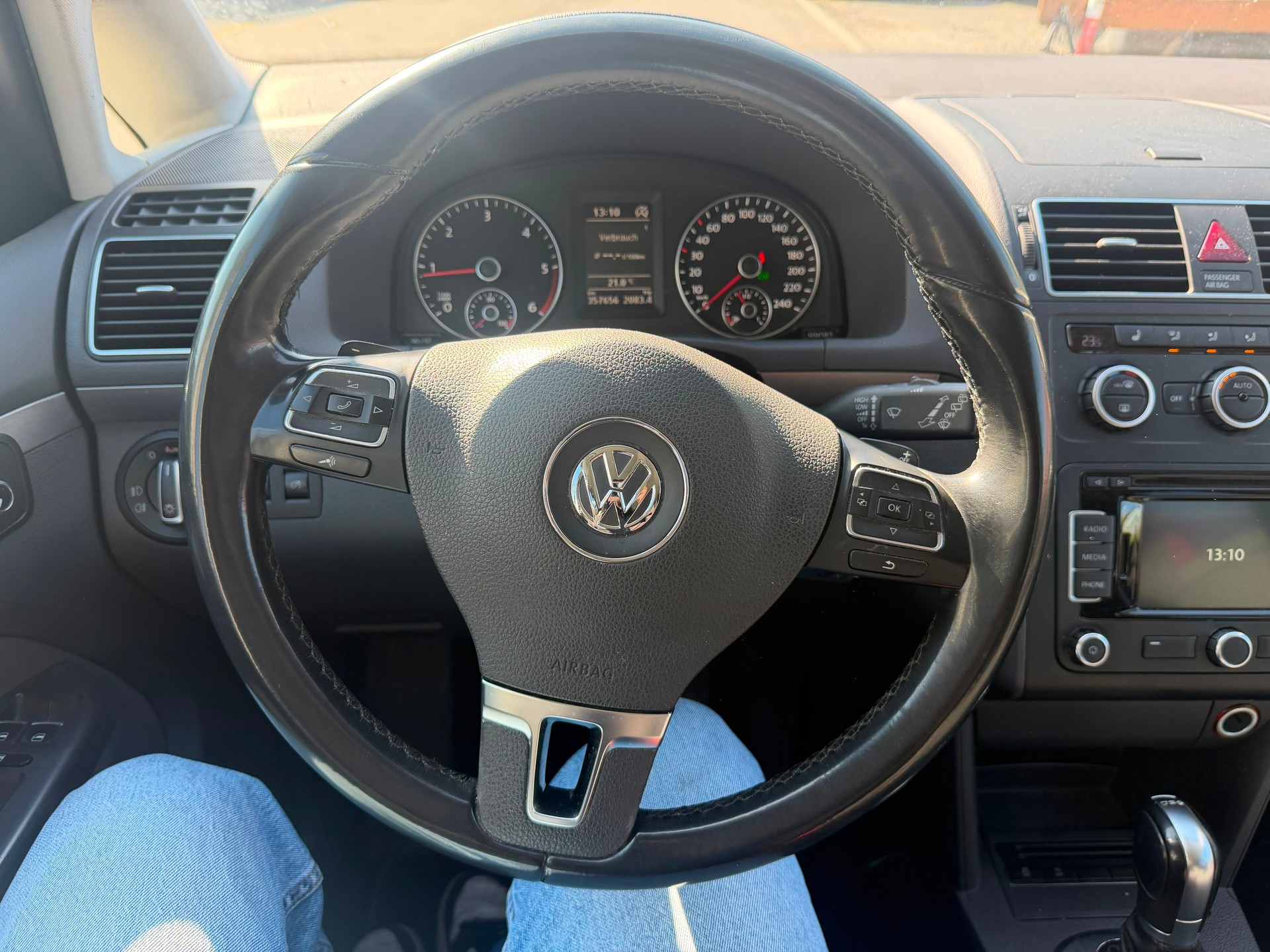 VW Touran 2.0 TDI BlueMotion Technology Design DSG-image-8
