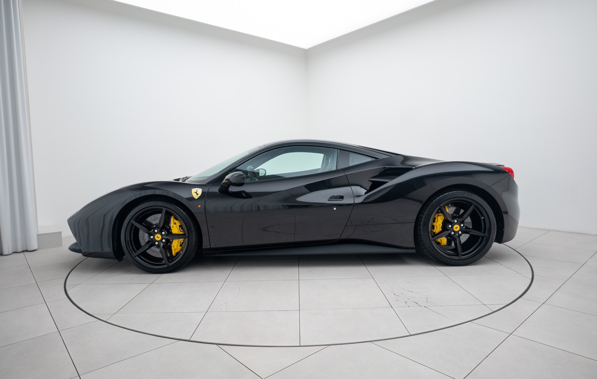 FERRARI 488 GTB 3.9 V8-showroom-element-1