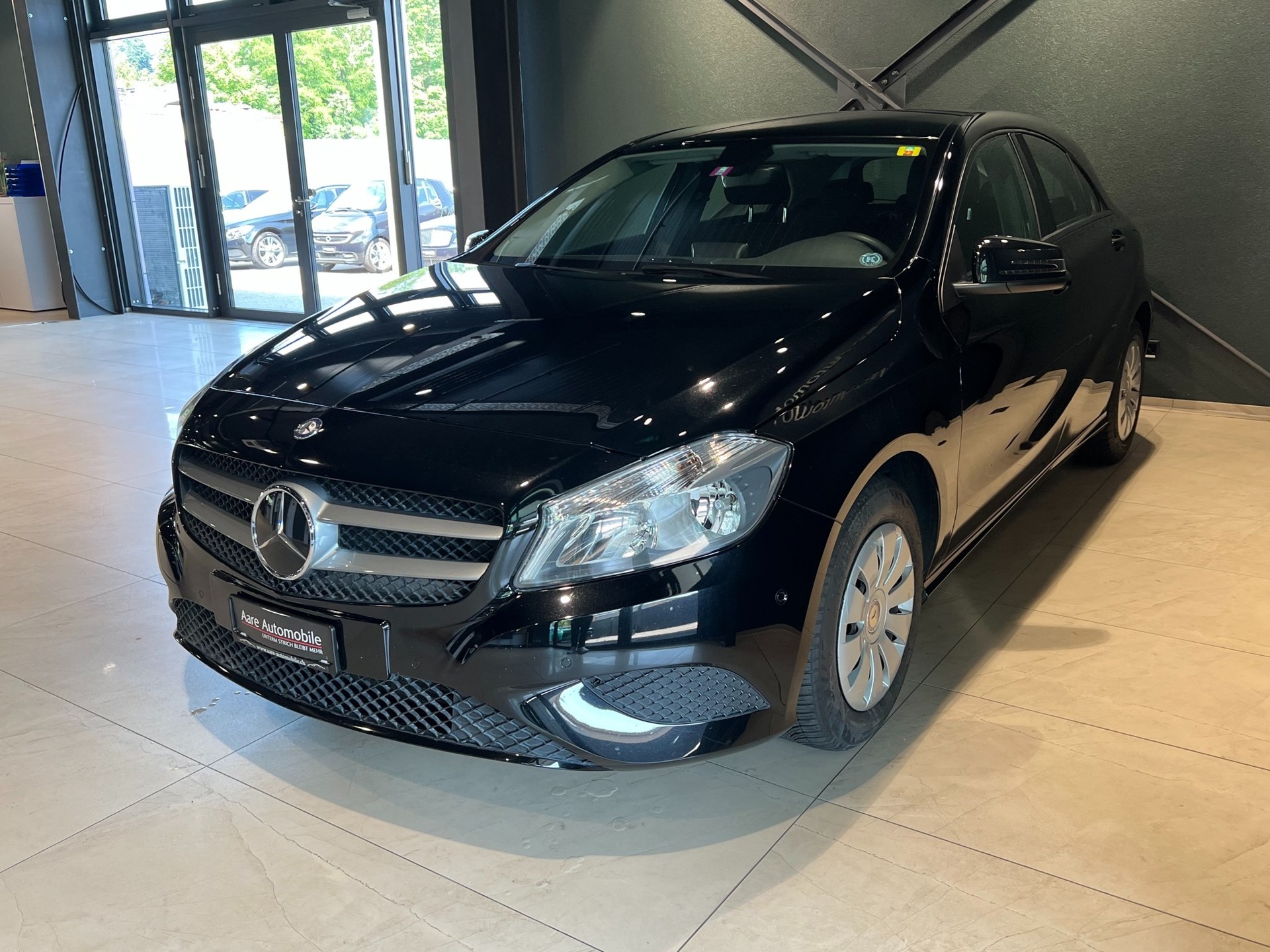 MERCEDES-BENZ A 180 7G-DCT-showroom-element-2