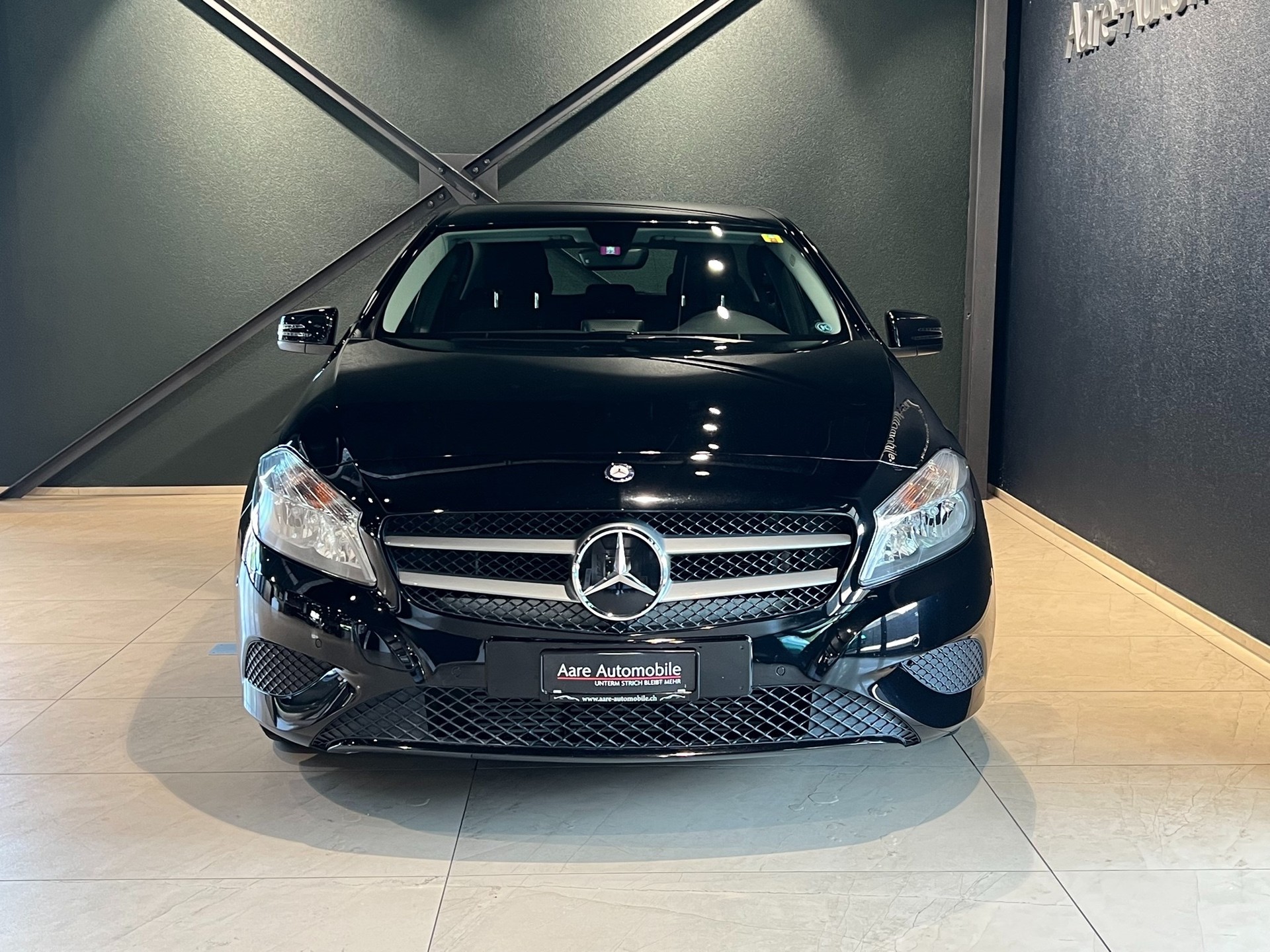 MERCEDES-BENZ A 180 7G-DCT-showroom-element-1