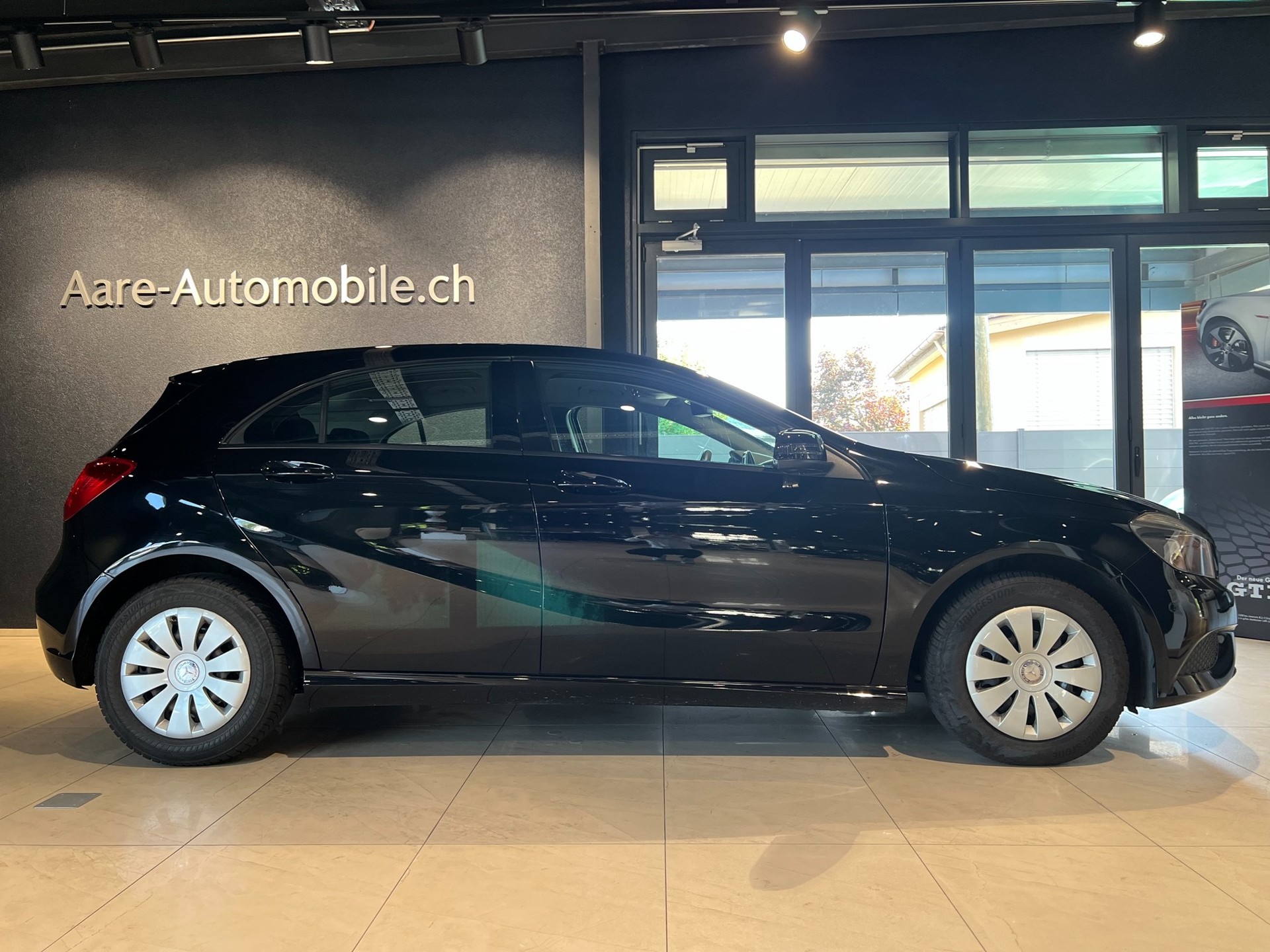 MERCEDES-BENZ A 180 7G-DCT-showroom-element-3