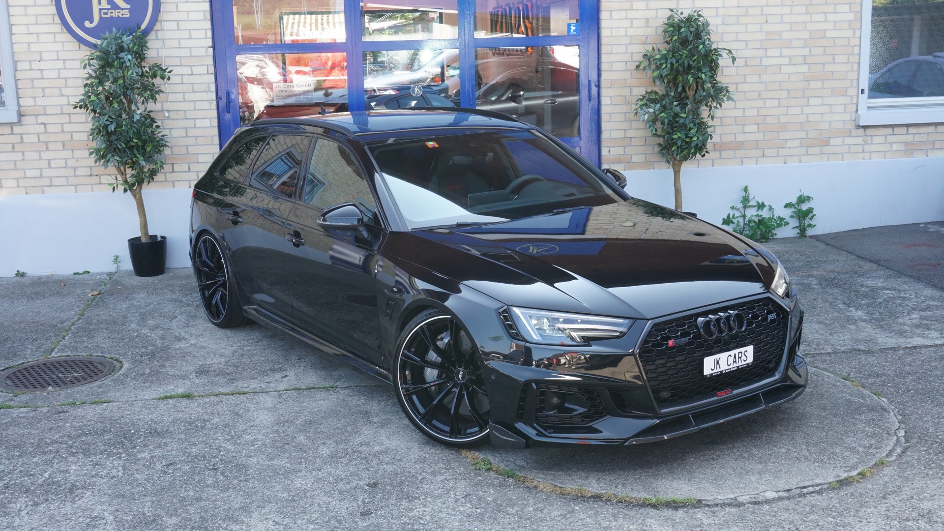AUDI RS4 ABT RS4+ 1 of 50-showroom-element-2