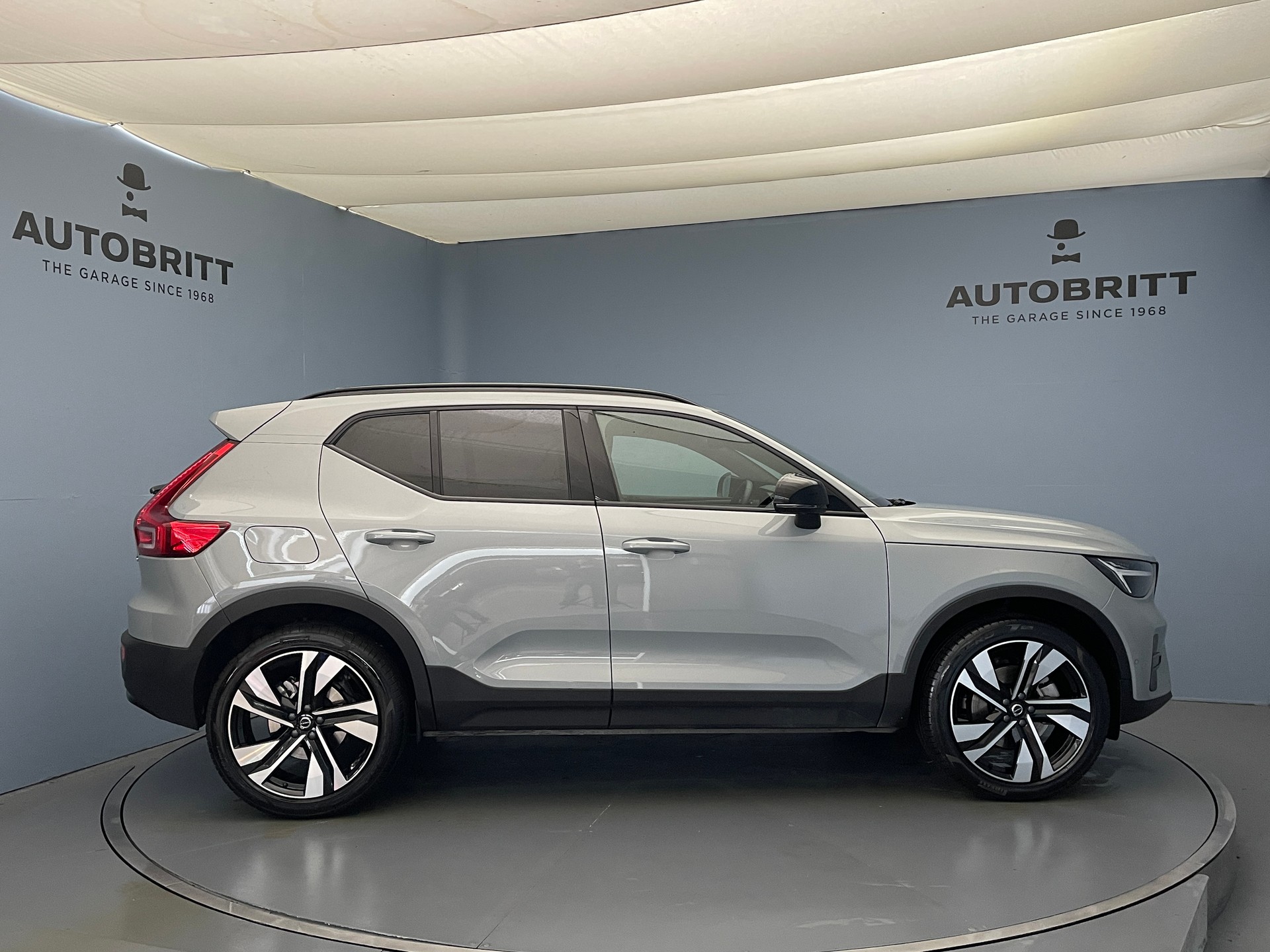 VOLVO XC40 2.0 B3 MH Plus Dark-showroom-element-3