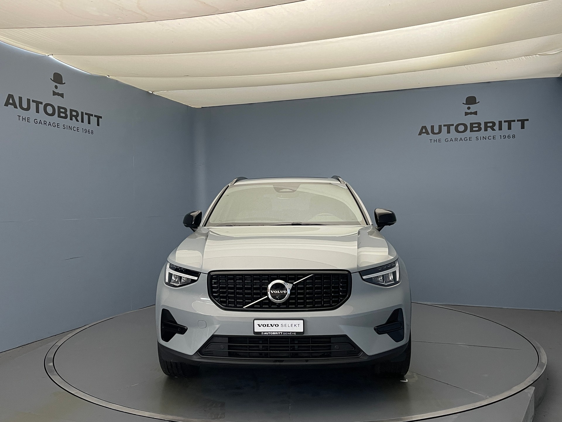 VOLVO XC40 2.0 B3 MH Plus Dark-showroom-element-1